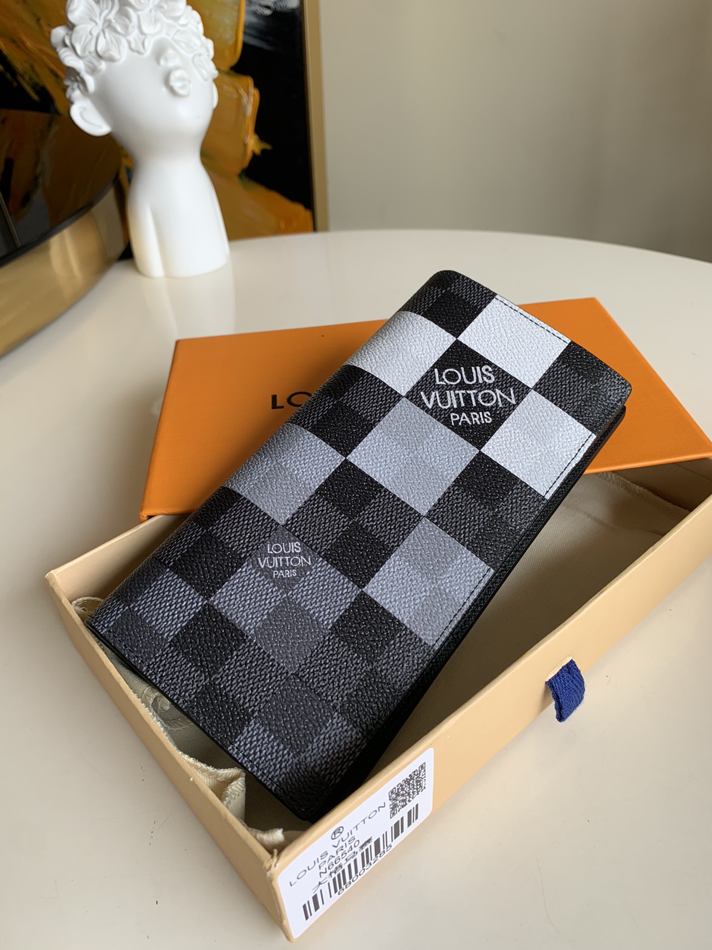NO:396090,[Exclusive real shot of N66540 large grid] BRAZZA suit clip The classic Brazza wallet is highlighted by Damier Graphite Pixel canvas material. The traditional Damier Graphite checkerboard pattern was presented in a subversive pixel form in 2019. It combines various pockets, compartments and credit card slots, and is fashionable and convenient. 19.0×10.0cm U., LV [original leather], louis vuitton, business suit19860909【独家实拍N66540大格】BRAZZA西装夹 经典Brazza钱夹借由Damier Graphite Pixel帆布材质凸显数码风格.传统Damier Graphite棋盘格图案在2019年以颠覆性的像素形式呈现.集各种口袋、隔层与信用卡槽于一身,时尚便利.19.0×10.0cm U.,LV【原厂皮】,louis vuitton,business suit,Bag