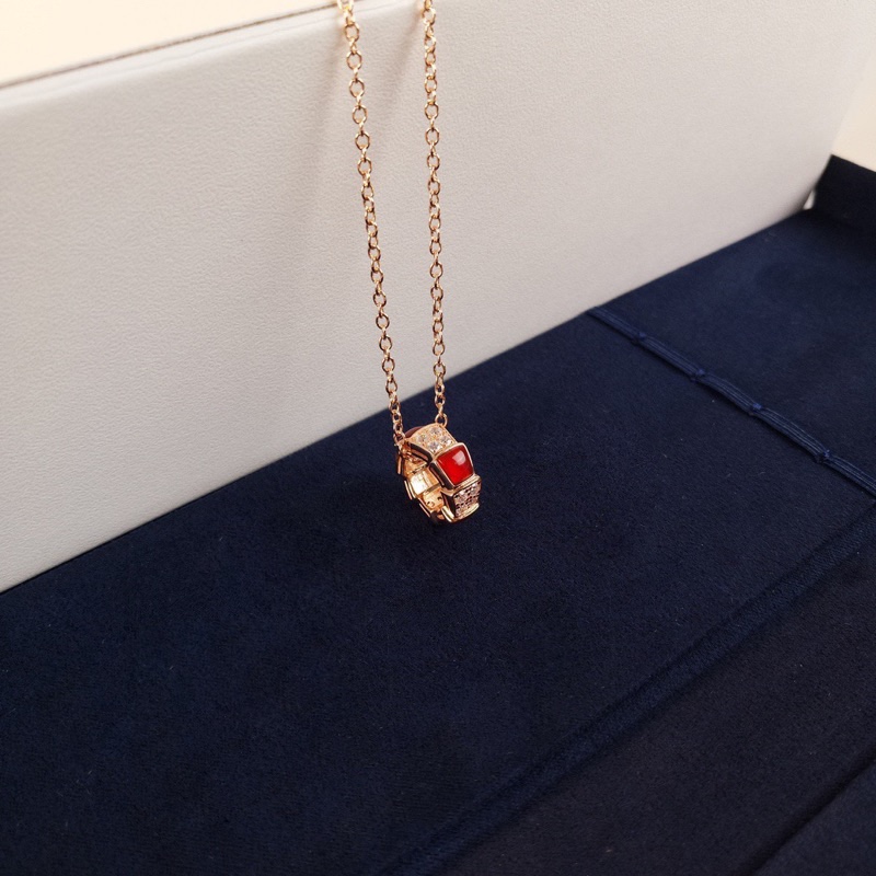 NO:102429,SERPENTI VIPER series carnelian snake necklace!  The new counter style, the Lingsnake is the iconic design element of Baojia, and most of the jewelry are designed with Lingsnake elements!  The spiral posture of the spirit snake is inspired by the circling posture, and its fatal charming characteristics are combined with the graceful posture of the spirit snake, which is quite tempting!  Fashionable and high-end!  925 silver plated 18K gold material, inlaid with natural mother-of-pearls, the upper body effect is great!  ,Bulgari necklace,bvlgari,necklace19860909SERPENTI VIPER系列红玉髓蛇形项链！ 专柜新款,灵蛇是宝家标志性设计元素,包包,首饰大都有灵蛇元素的设计！灵感来自灵蛇的盘旋姿态,致命的迷人特性与灵蛇曼妙的姿态融合,颇具诱惑力！时尚高级感！ 925银镀18K金材质,镶嵌天然珍珠母贝,上身效果很赞！,宝格丽项链,bvlgari,necklace,Jewelry