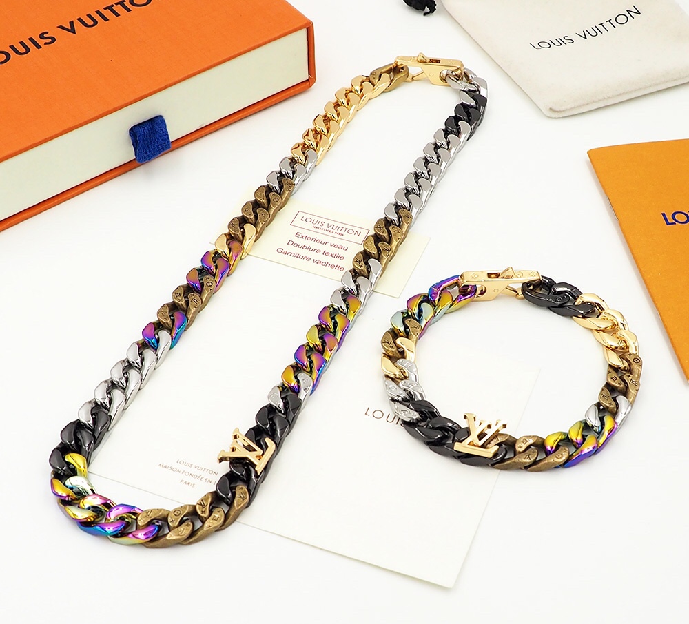 NO:103359,115198Chain Links tches Bracelet necklaces are forged with a finely crafted structure, and they are accompanied by an artistic metallic luster. Slim chain links and LV letter inscriptions express new ideas in autumn and winter. Supply of items Bracelet 21cm No.: 517681216 Necklace 50cm No.: 3215626218, Lv necklace Lv bracelet, louis vuitton, necklace, bracelet19860909115198Chain Links atches 手链项链以精雕细琢的结构锻造硬朗格调,交汇洋溢艺术气息的金属光泽.纤巧链环和 LV 字母铭纹抒展 秋冬新意.项货供应 手链21cm编号:517681216 项链50cm编号:3215626218,Lv项链Lv手链,louis vuitton,necklace,bracelet,Jewelry