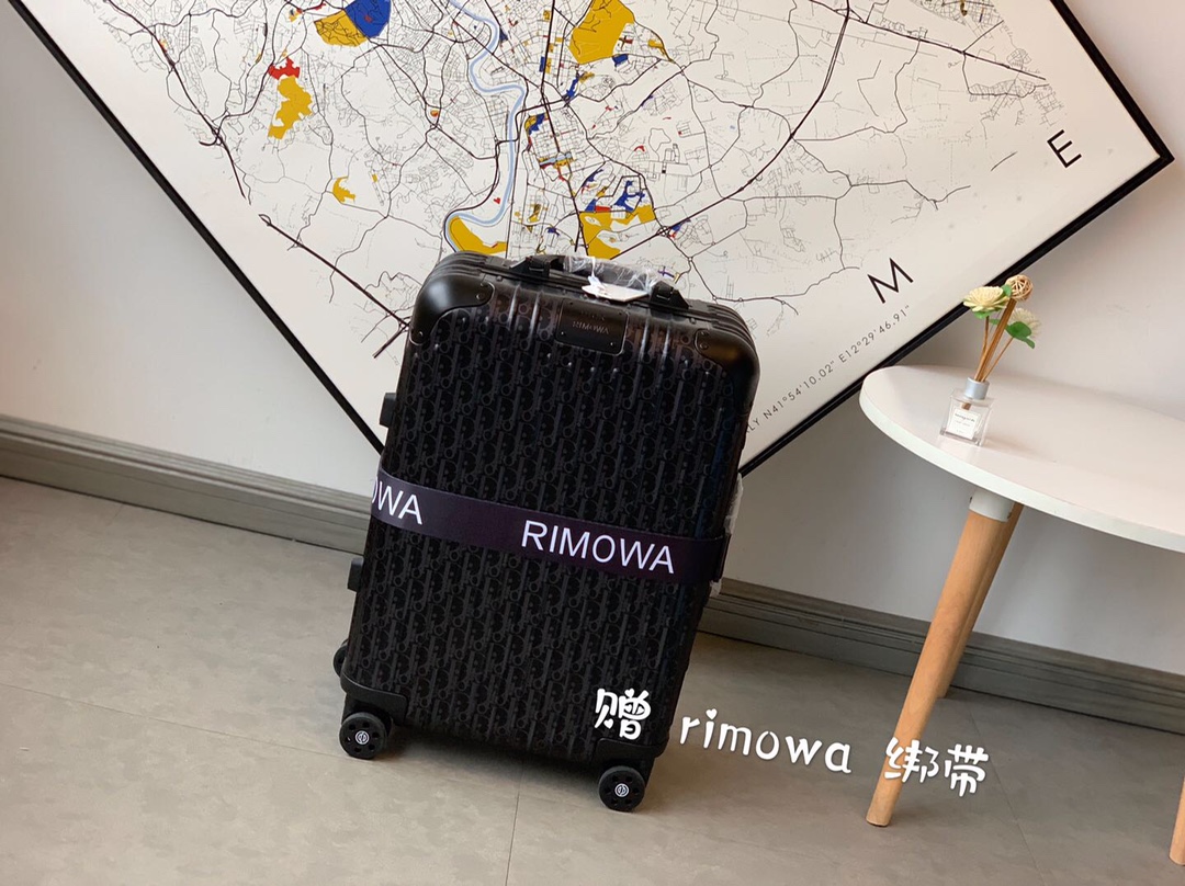 Maleta de aluminio de edición conjunta Dior&rimowa, presentada en el desfile de primavera-verano 2020 de Dior en París,…