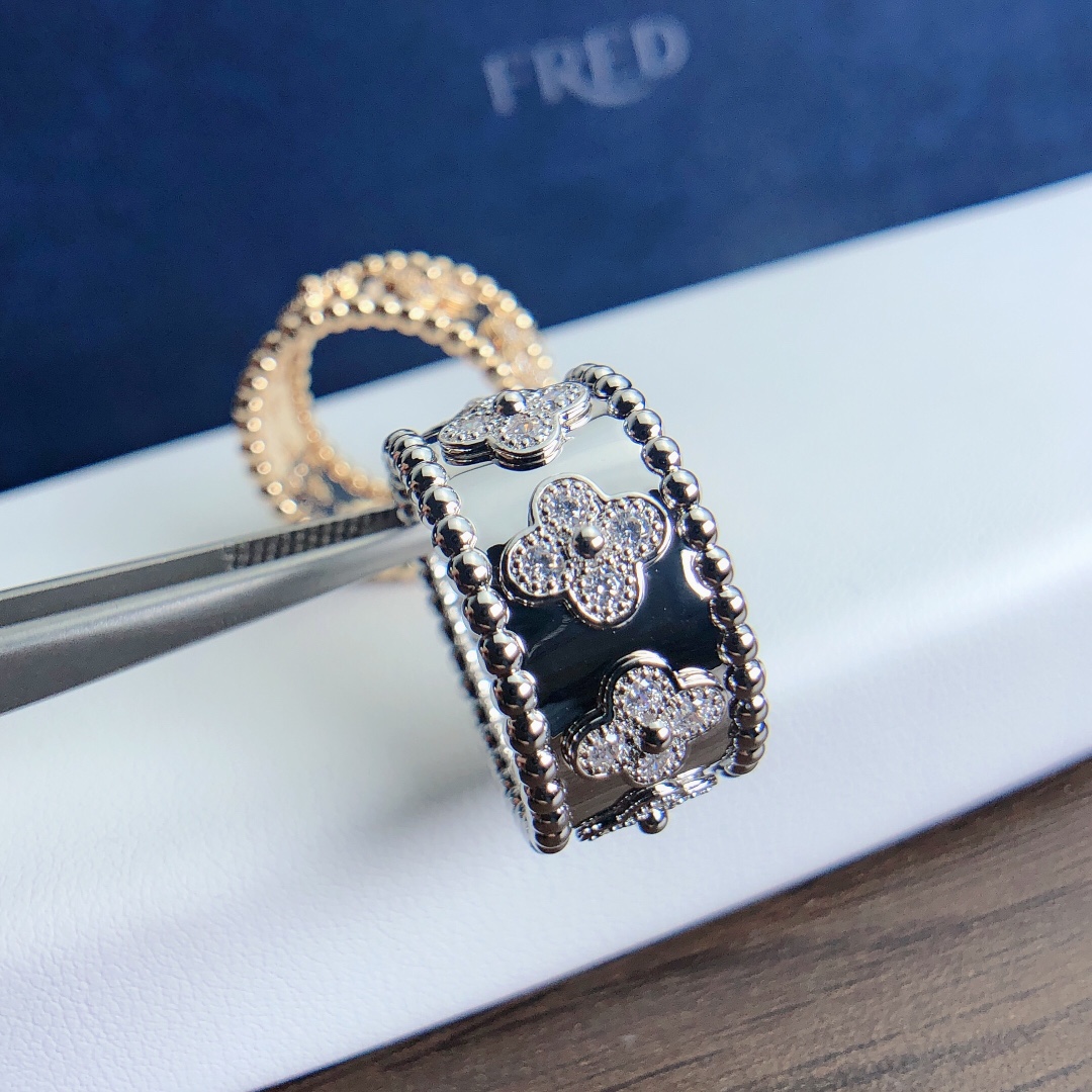 （尺寸5678美号）这个牌子我最喜欢的就是这两款戒指，四叶草固然经典。戴的人还是比较多的。万花筒镶钻戒指