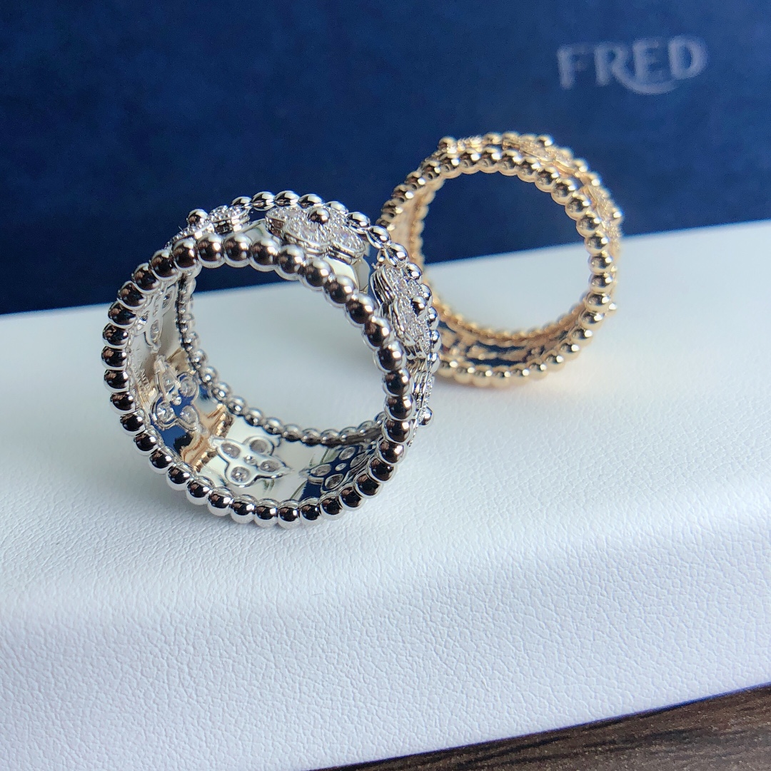 （尺寸5678美号）这个牌子我最喜欢的就是这两款戒指，四叶草固然经典。戴的人还是比较多的。万花筒镶钻戒指