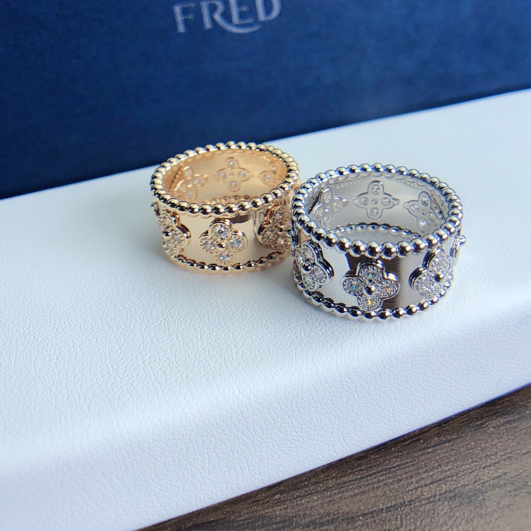 （尺寸5678美号）这个牌子我最喜欢的就是这两款戒指，四叶草固然经典。戴的人还是比较多的。万花筒镶钻戒指