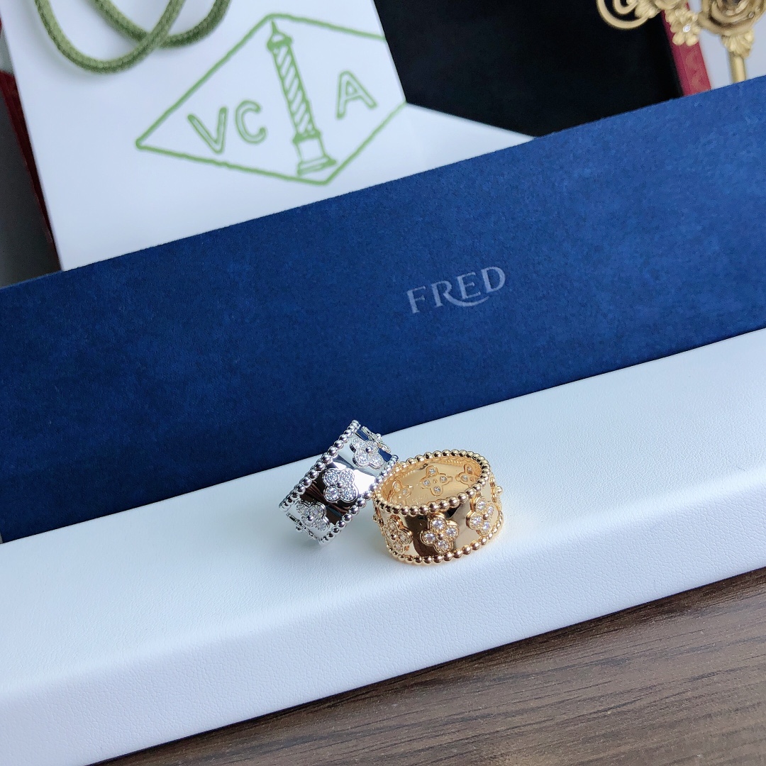 NO:102833,(Size 678 US) My favorite thing about this brand is these two rings. Four-leaf clover is of course classic. There are still many people wearing it. The kaleidoscope diamond ring with beads looks very good when worn together. It will not be monotonous when worn alone. VcA ring, ring19860909（尺寸678美号） 这个牌子我最喜欢的就是这两款戒指,四叶草固然经典.戴的人还是比较多的.万花筒镶钻戒指搭配珠珠两个一起戴很好看.单独戴也不会单调,VcA戒指,ring,Jewelry