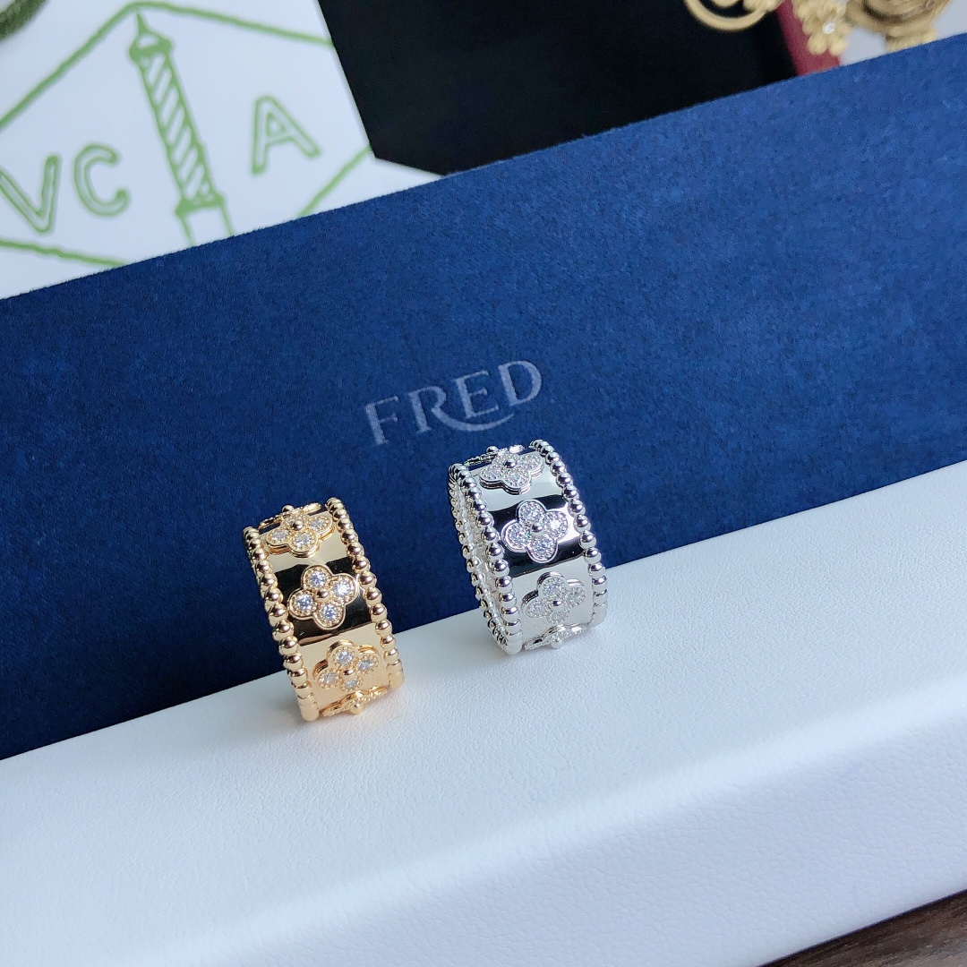 （尺寸5678美号）这个牌子我最喜欢的就是这两款戒指，四叶草固然经典。戴的人还是比较多的。万花筒镶钻戒指