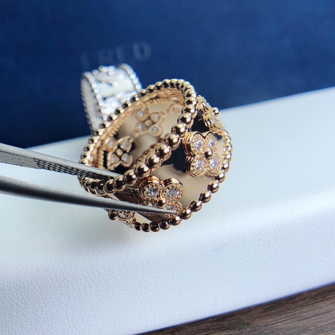 （尺寸5678美号）这个牌子我最喜欢的就是这两款戒指，四叶草固然经典。戴的人还是比较多的。万花筒镶钻戒指