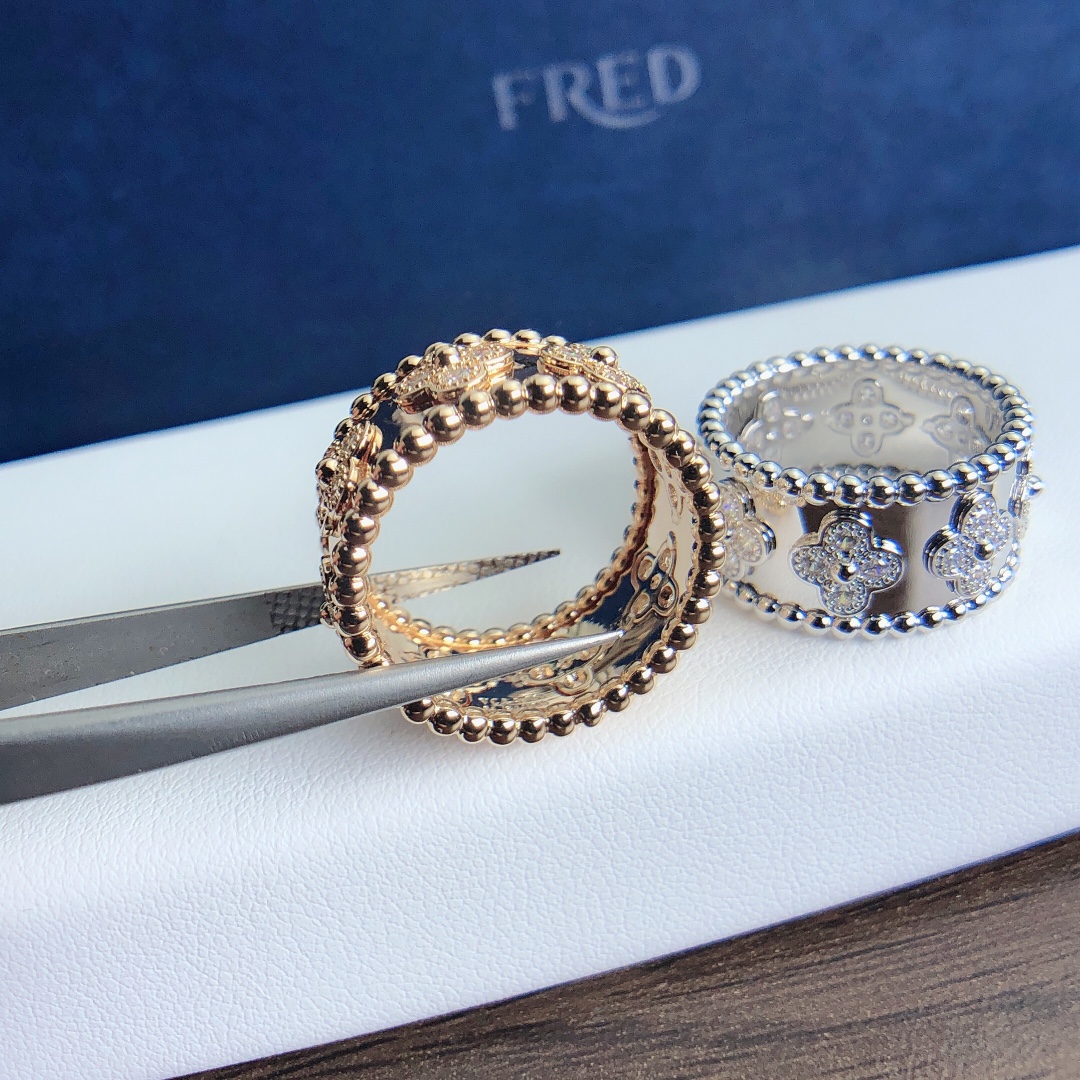 （尺寸5678美号）这个牌子我最喜欢的就是这两款戒指，四叶草固然经典。戴的人还是比较多的。万花筒镶钻戒指