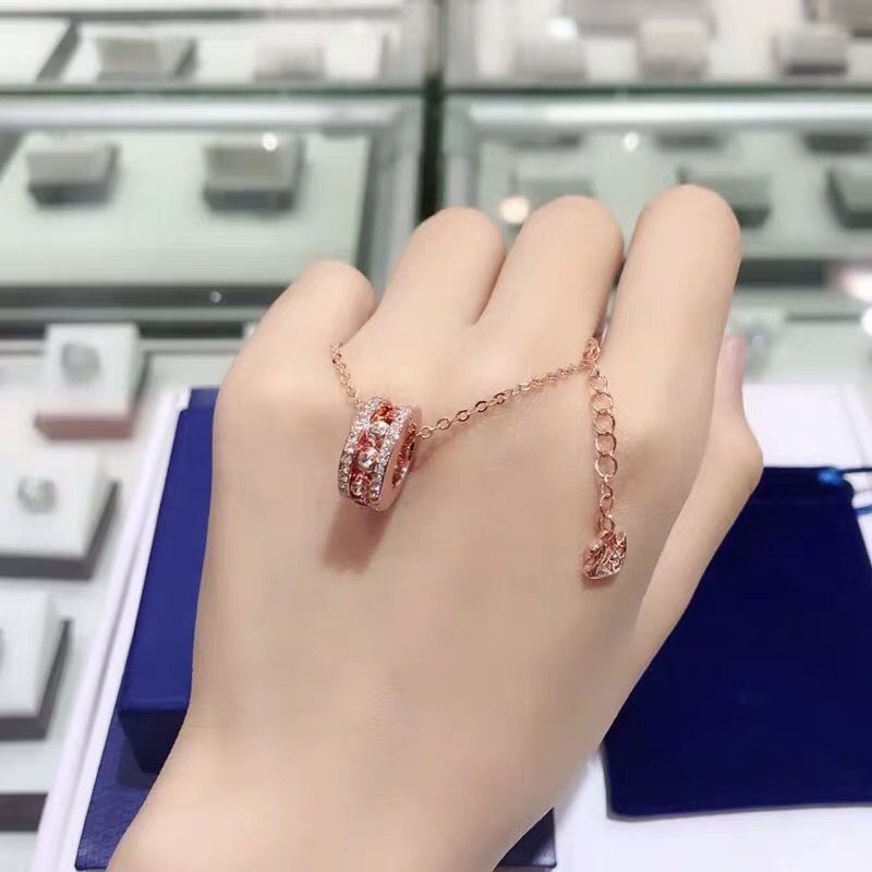 批💰120 《情人节》
官方货号:5495496
【专柜品质】
施华世洛奇Swarovski,江疏影全新My Hero挚爱转运圆环系列,男女皆宜的黑色款,专属的情侣配饰,附带全套专包柜装,条码防伪可扫,专柜小票。