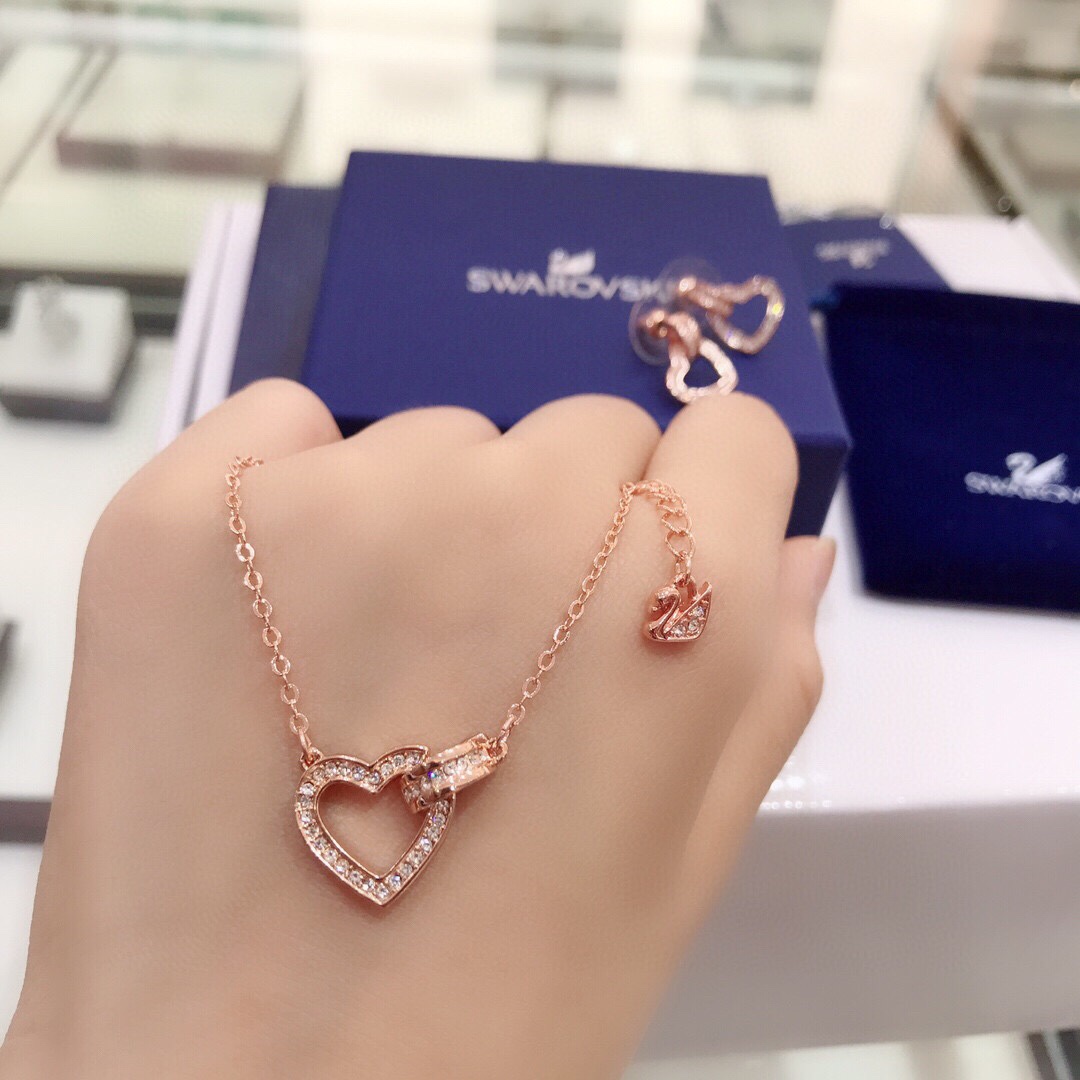 批💰90 《情人节》
官方货号:5368540
【专柜品质】
施华世洛奇Swarovski,白金色爱心项链,心形及圆形装饰相扣的设计,象征两人之间的独特连结,专属的情侣配饰,附带全套专包柜装,条码防伪可扫,专柜小票。