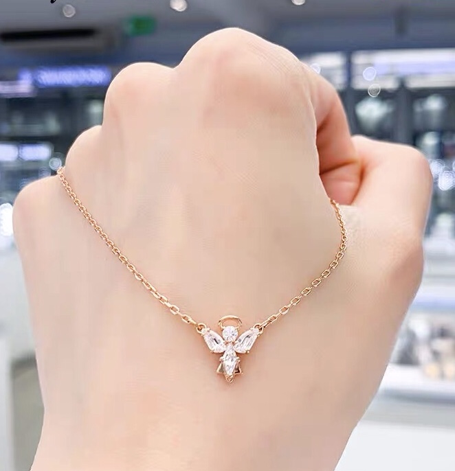 批💰 100 官方货号:5498966 【专柜品质】 施华世洛奇Swarovski,玫瑰金MAGIC小天使项链,雅致梦幻匠心独运天使造型,为挚爱送上梦幻惊喜,附带全套专包柜装,条码防伪可扫,专柜小票。