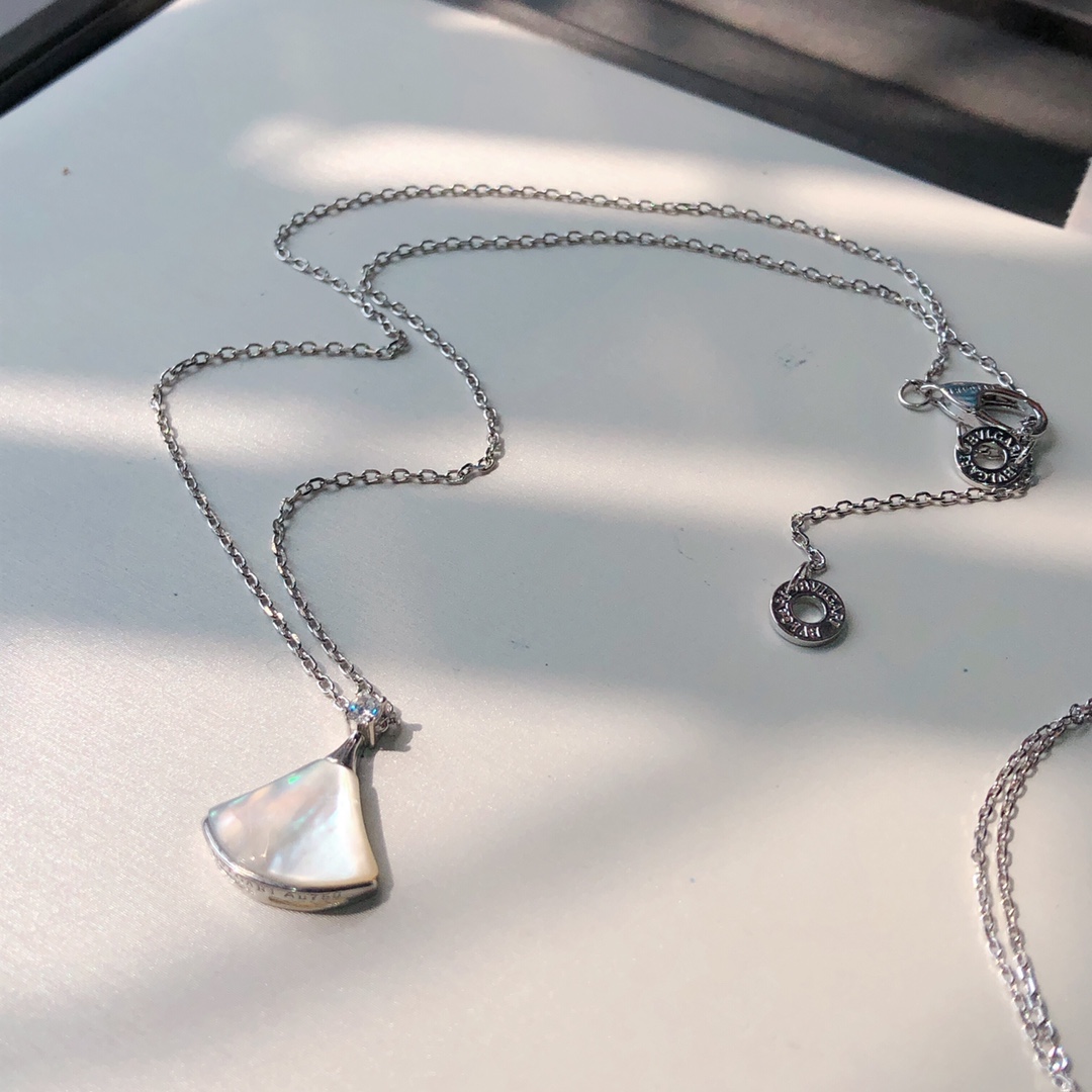 NO:102467,White shell comes with a fantasy color filter. Different refraction effects under different lights. White shell short skirt bracelet/necklace, Bulgari necklace, bvlgari, skirts, necklace, bracelet19860909白贝自带幻彩滤镜 不同光线下折射的效果不同 白贝短裙手链/项链,宝格丽项链,bvlgari,skirts,necklace,bracelet,Jewelry