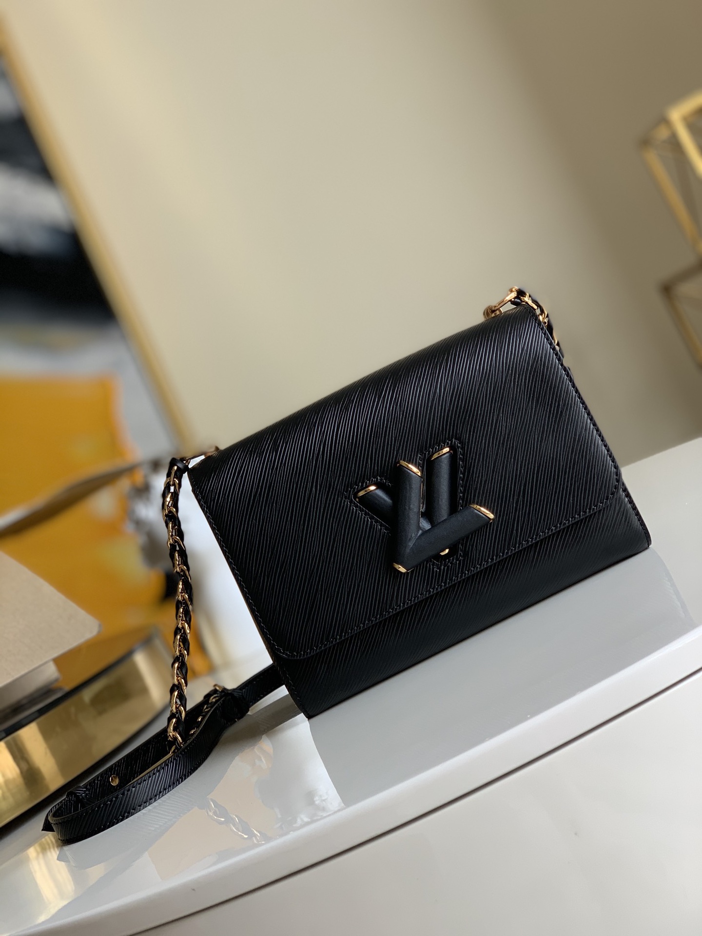NO:396110,【Exclusive real photo M50282】Twist chain bag launches a new style of fashionable Epi leather color this season. Medium size, ideal companion for day and night life, sliding long bag chain design, shoulder-mounted, cross-body. Size 23.0 x 17.0 x 9.5 cm P.880, LV [original leather], louis vuitton19860909【独家实拍M50282】Twist挂链手袋在本季推出时尚的Epi皮革新色款.中号尺寸,日夜生活的理想伴侣,滑动式长包链设计,可肩背,可斜挎.尺寸23.0 x 17.0 x 9.5 厘米 P.880,LV【原厂皮】,louis vuitton,Bag