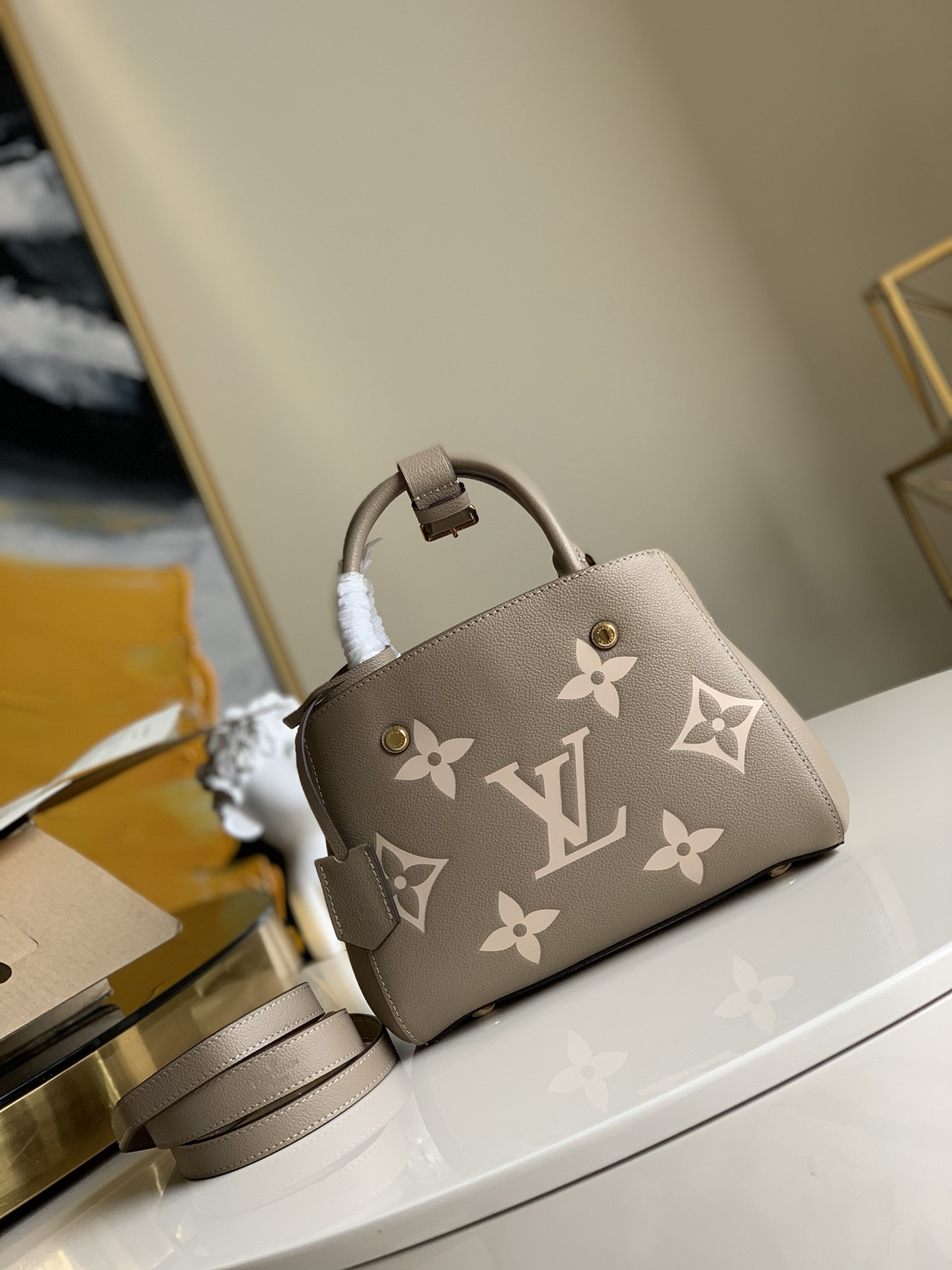 NO:396111,【Exclusive real photo of M41053 pressed large flower ash】MONTAIGNE small handbag is the ideal choice for the vibrant business ladies. The three-dimensional shape and exquisite interior design make the handbag hold all daily necessities. The Monogram Empreinte full leather pressed large flower ash bag, and the leather adds a sense of elegance to it. Size 29 x 20 x 13 cm (Length x Height x Width) Q.,LV [Original Leather],louis vuitton19860909【独家实拍M41053压大花灰】MONTAIGNE 小号手袋是活力四射的商务女士的理想之选 富有立体感的造型与精巧的内部设计令该手袋可装纳所有日常必备用品 而 Monogram Empreinte 全皮压大花蒙田包,皮革则为其平添一份雅致之感 .size 29 x 20 x 13 cm (长 x 高 x 宽）Q.,LV【原厂皮】,louis vuitton,Bag