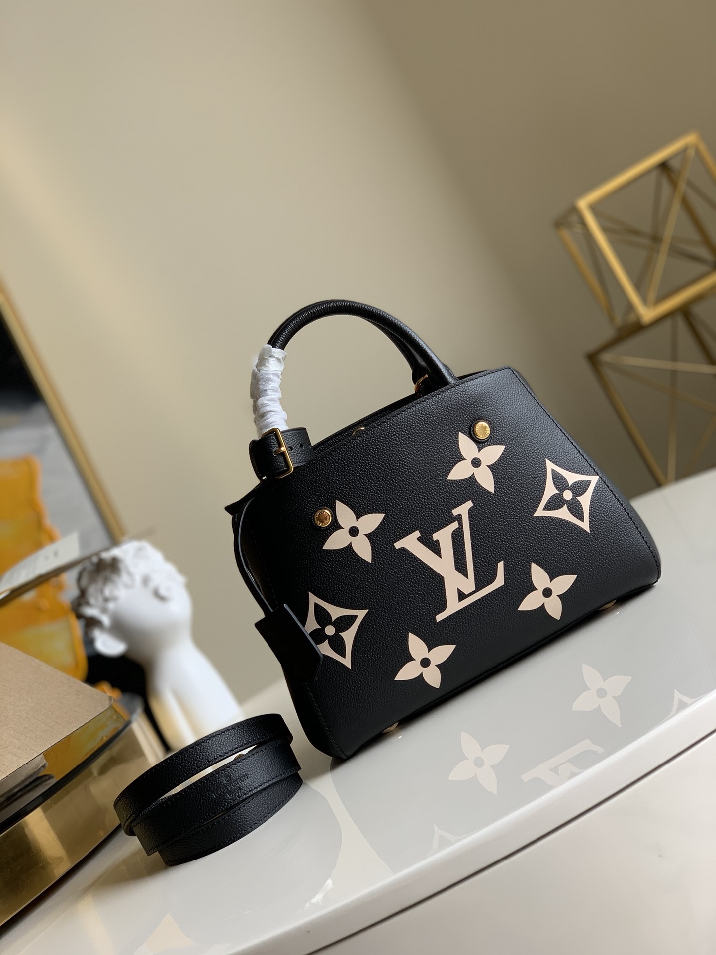 NO:396114,【Exclusive real photo M41053 pressed big flower black】MONTAIGNE small handbag is the ideal choice for the vibrant business ladies. The three-dimensional shape and exquisite interior design make the handbag hold all daily necessities. The Monogram Empreinte full leather pressed big flower black monta bao, and the leather adds a sense of elegance to it. Size 29 x 20 x 13 cm (Length x Height x Width) Q.,LV [Original Leather],louis vuitton19860909【独家实拍M41053压大花黑】MONTAIGNE 小号手袋是活力四射的商务女士的理想之选 富有立体感的造型与精巧的内部设计令该手袋可装纳所有日常必备用品 而 Monogram Empreinte 全皮压大花蒙田包,皮革则为其平添一份雅致之感 .size 29 x 20 x 13 cm (长 x 高 x 宽）Q.,LV【原厂皮】,louis vuitton,Bag