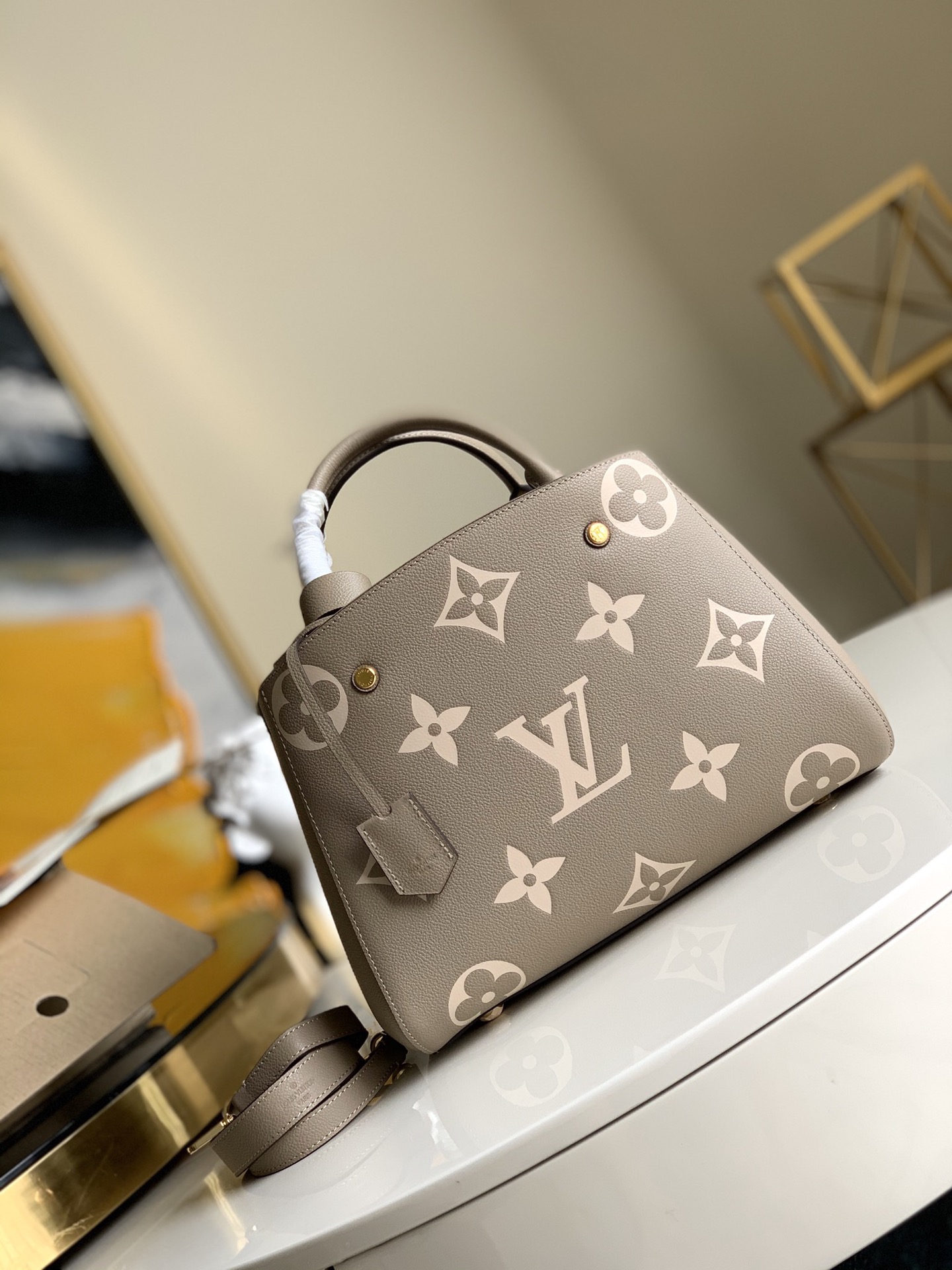 NO:396088,【Exclusive real photo M41048 pressed big flower ash】MONTAIGNE medium-sized handbag is ideal for the vibrant business ladies. The three-dimensional shape and exquisite interior design make the handbag hold all daily necessities. Monogram Empreinte full leather pressed big flower monta banana bag, leather adds an elegant feeling to it. size 33 x 23 x 15 cm (Length x Height x Width) Q.,LV [Original Leather],louis vuitton19860909【独家实拍M41048 压大花灰】MONTAIGNE 中号手袋是活力四射的商务女士的理想之选 富有立体感的造型与精巧的内部设计令该手袋可装纳所有日常必备用品 而 Monogram Empreinte 全皮压大花蒙田包,皮革则为其平添一份雅致之感 . size 33 x 23 x 15 cm (长 x 高 x 宽）Q.,LV【原厂皮】,louis vuitton,Bag