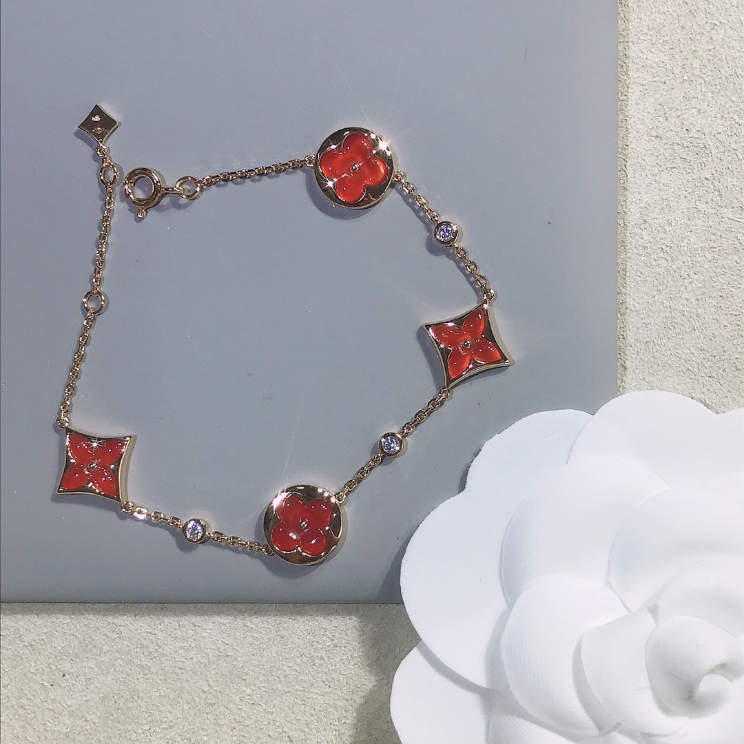 NO:634264,88370LV Four Flowers Bracelet. When taking the actual photo, please pay attention to our turning stone. It is full of concave and convex, definitely not a flat airport. The bottoms of the four flowers are all mirror effect, absolutely polished without dead corners. The engravings on the bottom of the four flowers are not laser lettering, but CNC machine engraving. The bottoms of the words are all mirror effect, not the low white linen printing, so why is my price high?  Because what I consider is how to make the best product details, not how to save money,,bracelet,Cardia high-end jewelry1986090988370LV 四花手链 实物拍摄注意看我们的车石 凹凸饱满有致,绝对不是平平的飞机场 四颗花底部都是镜面效果,绝对是°无死角抛光 四颗花的底部刻字,不是激光字印,全是CNC机雕刻字印, 字底都是镜面效果,不是那种low的白麻字印,所以我的价格为什么高？因为我考虑的是怎么把产品细节做到最好,而不是怎么省钱,,bracelet,卡迪亚高端饰品,Jewelry