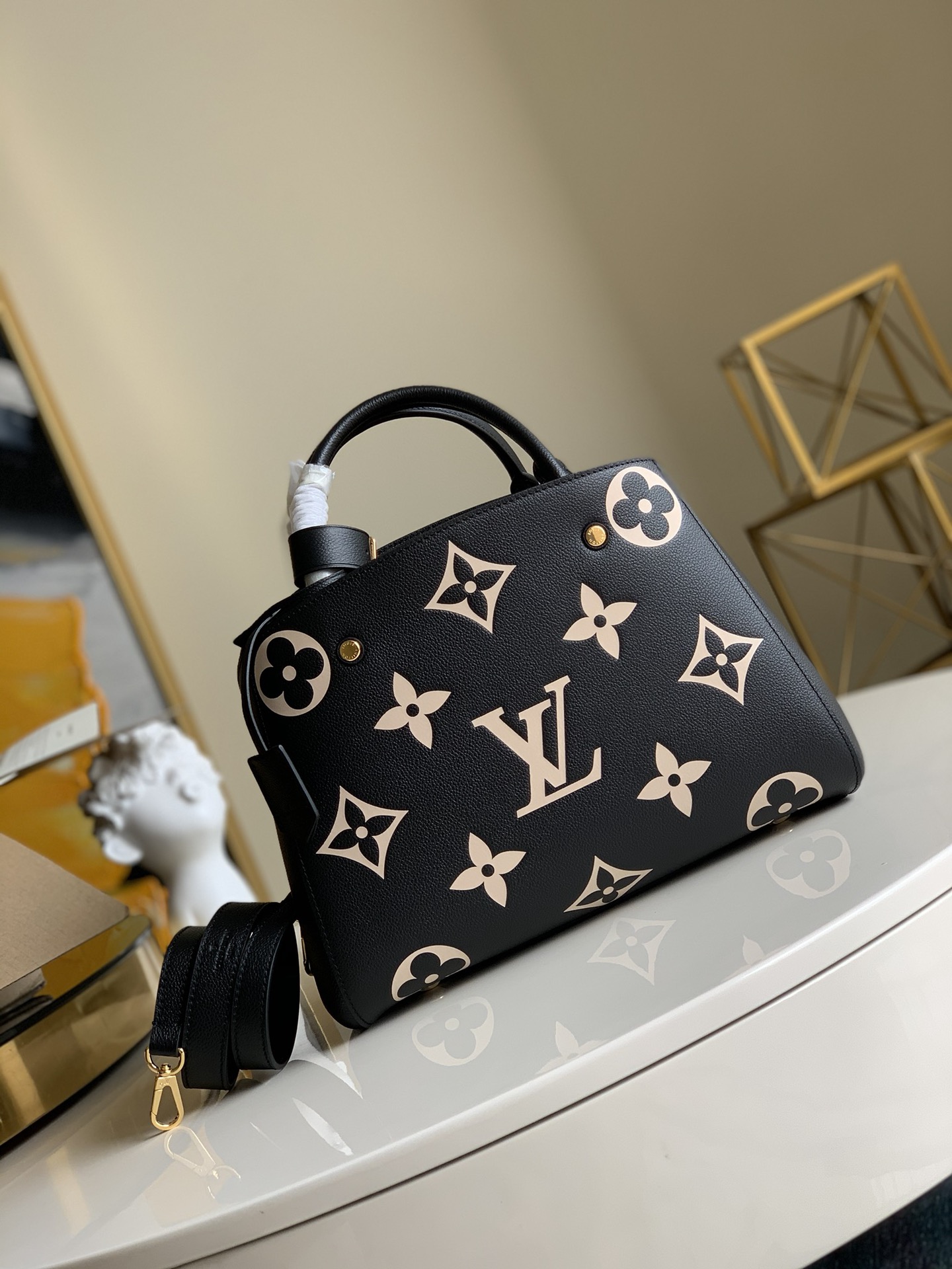 NO:396091,【Exclusive real photo M41048 pressed big flower black】MONTAIGNE medium-sized handbag is ideal for the vibrant business ladies. The three-dimensional shape and exquisite interior design make the handbag hold all daily necessities. Monogram Empreinte full leather pressed big flower Montaigne, leather adds an elegant feeling to it. size 33 x 23 x 15 cm (Length x Height x Width)Q.,LV【Original Leather】,louis vuitton19860909【独家实拍M41048 压大花黑】MONTAIGNE 中号手袋是活力四射的商务女士的理想之选 富有立体感的造型与精巧的内部设计令该手袋可装纳所有日常必备用品 而 Monogram Empreinte 全皮压大花蒙田包,皮革则为其平添一份雅致之感 . size 33 x 23 x 15 cm (长 x 高 x 宽）Q.,LV【原厂皮】,louis vuitton,Bag