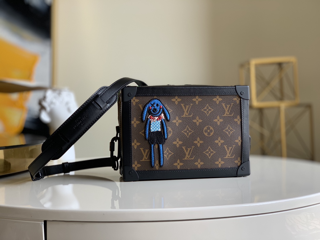 NO:396094,[Exclusive real shot 45619] Box bag Spring and summer 21 men's clothing show style does not conform to traditional aesthetics and breaks the design limitations. Zoooom with Friends appears in the bag. Release the naughty nature of a boy and create a new visual experience. The artistic director of men's clothing Virgil Abloh upgraded and recreated styles, re-telling classics, and rebirth of legendary items. Size 25x18x10cm H., LV [original leather], louis vuitton19860909【独家实拍45619】盒子包 春夏21男装秀款 不顺应传统的审美,打破设计局限,Zoooom with Friends 现身包袋.释放少年顽皮天性,创造全新视觉体验.男装艺术总监 Virgil Abloh 升级再造的款式,重述经典,传奇单品变革重生. 尺寸25x18x10cm H.,LV【原厂皮】,louis vuitton,Bag