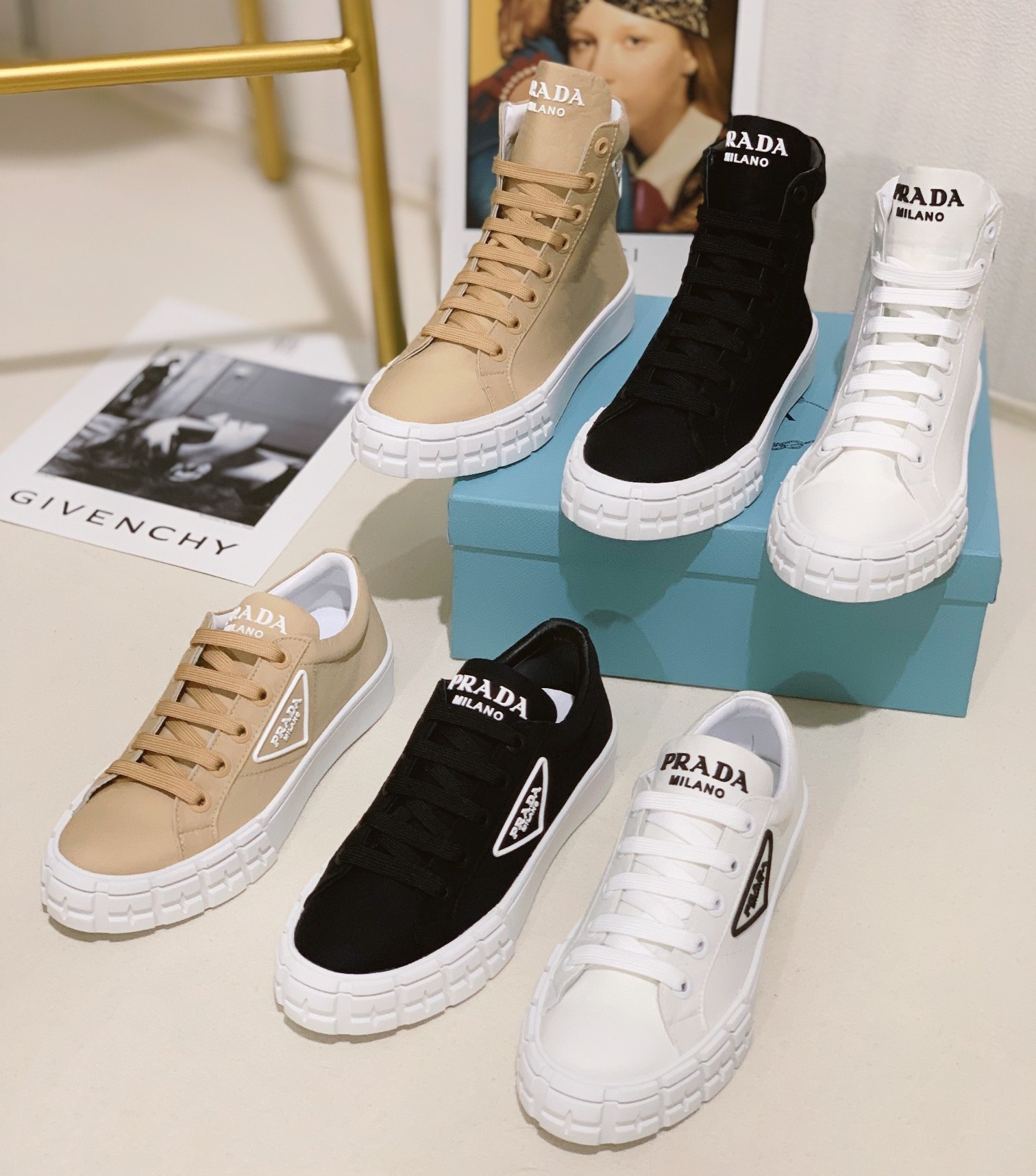 2021 Prada principios de la primavera modelos de fábrica de empuje modelos buenos bienes sus propios
