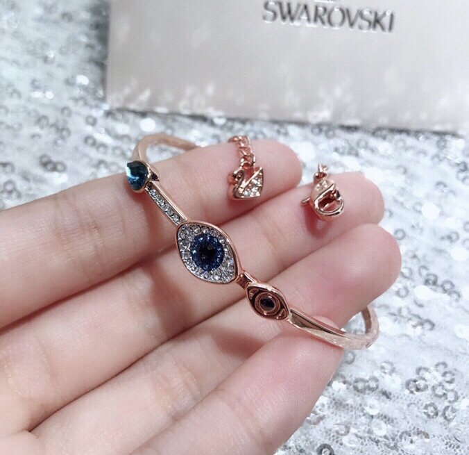 批💰90 施华洛世奇Swarovski,玫瑰金恶魔之眼水晶手镯手环,雅致大方经的典造也型别具气派,附带套全专柜包装,专柜小票。
