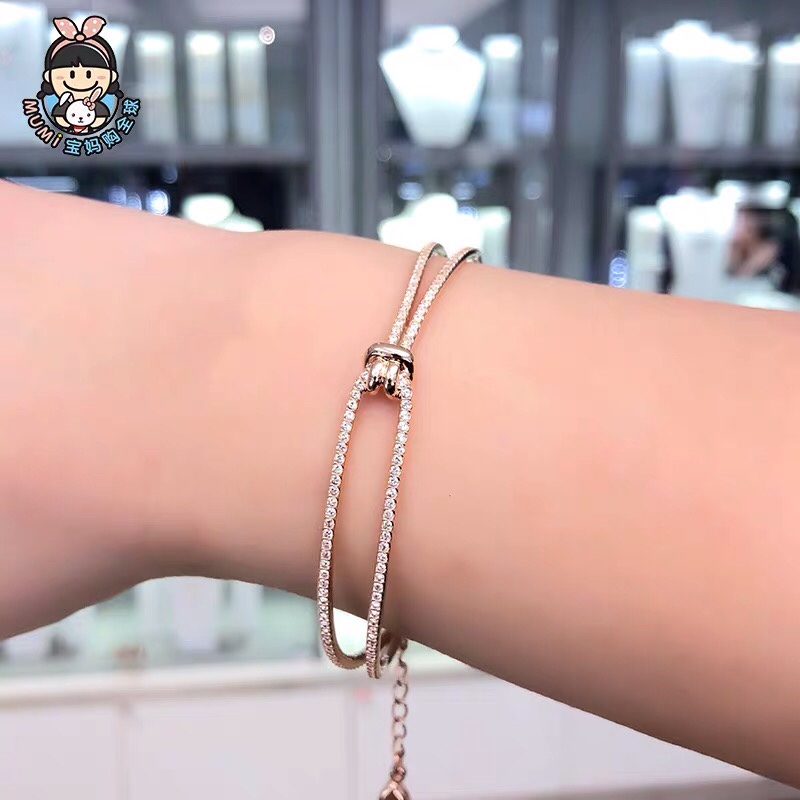批💰90 施华洛世奇Swarovski,玫瑰金LIFELONG江疏影同款扭结手镯手链手环,雅致大方经的典造也型别具气派,附带套全专柜包装,专柜小票。