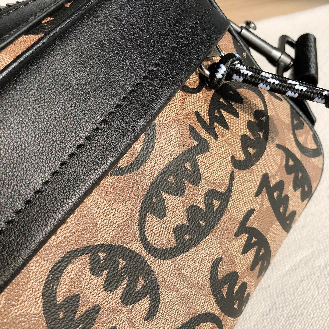 Coach 款号：2526 COACH蔻驰广煜联名款小怪兽涂鸦 男士相机包小方包 老花配皮材质 通勤单肩斜挎包 胸包～ 潮男 百搭款 个性潮人款