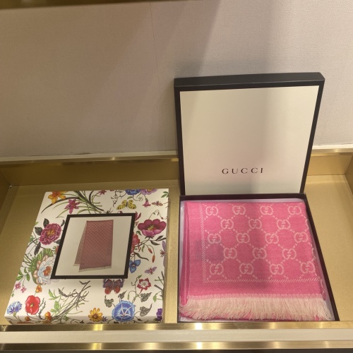 وشاح Gucci من الصوف الوردي الفاخر مقاس 48x180 سم - ترقية جديدة 1 وشاح Gucci من الصوف الوردي الفاخر مقاس 48x180 سم - ترقية جديدة
