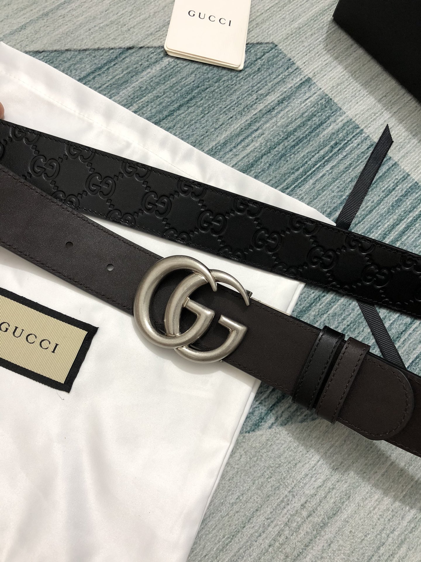 Gucci转动款小牛皮压G花内衬咖啡