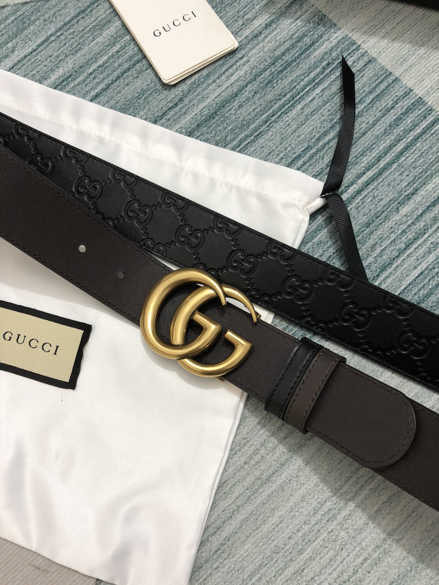 Gucci转动款小牛皮压G花内衬咖啡