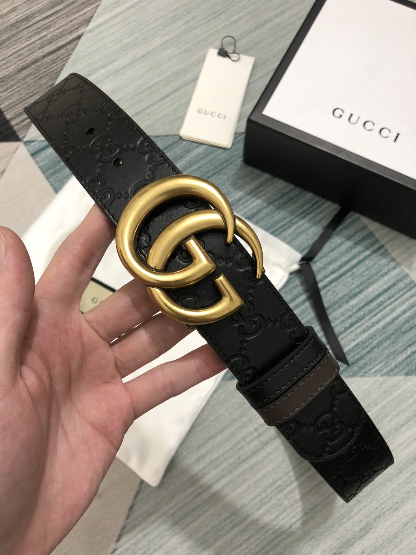 Gucci转动款小牛皮压G花内衬咖啡