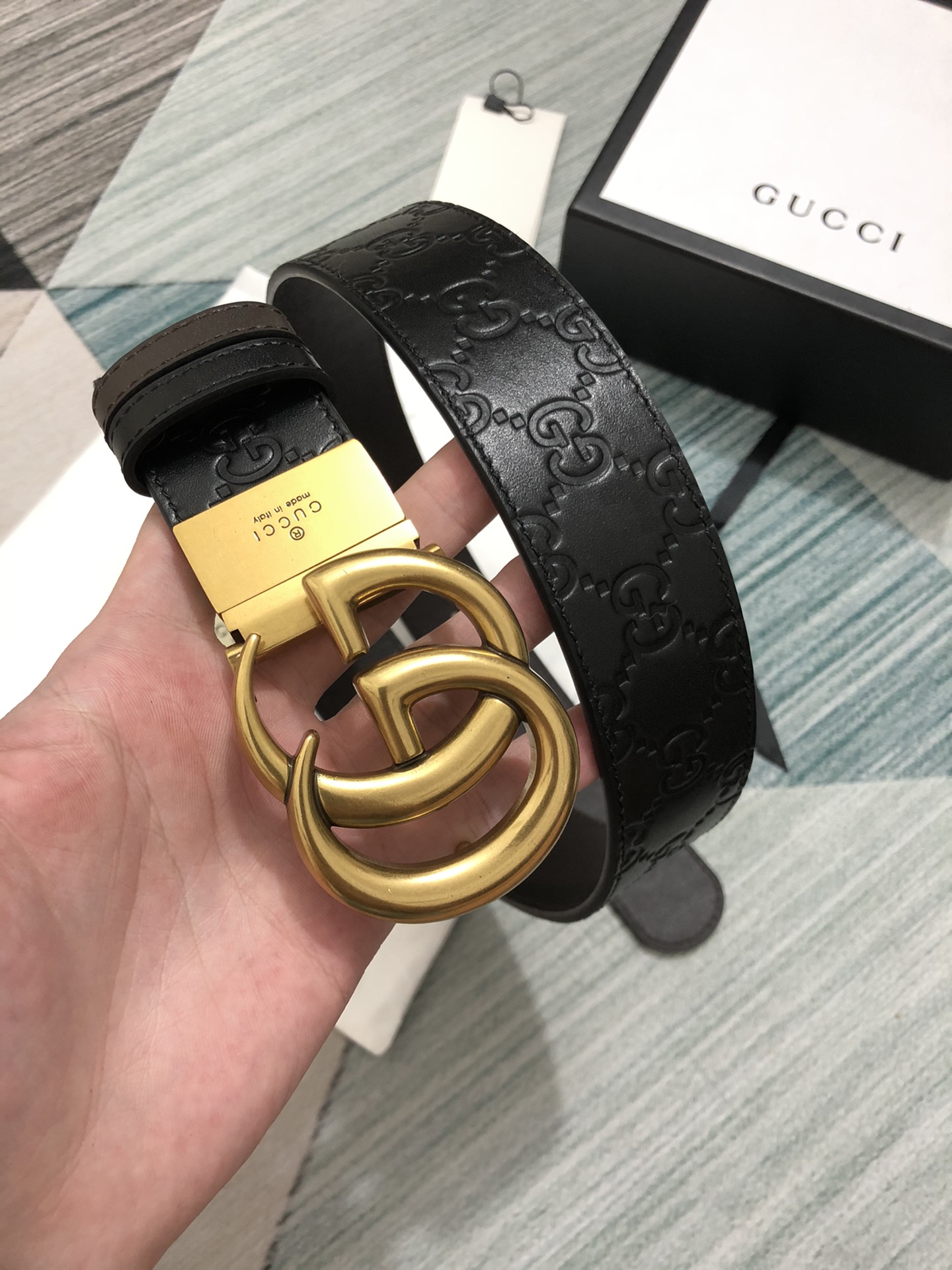 Gucci转动款小牛皮压G花内衬咖啡