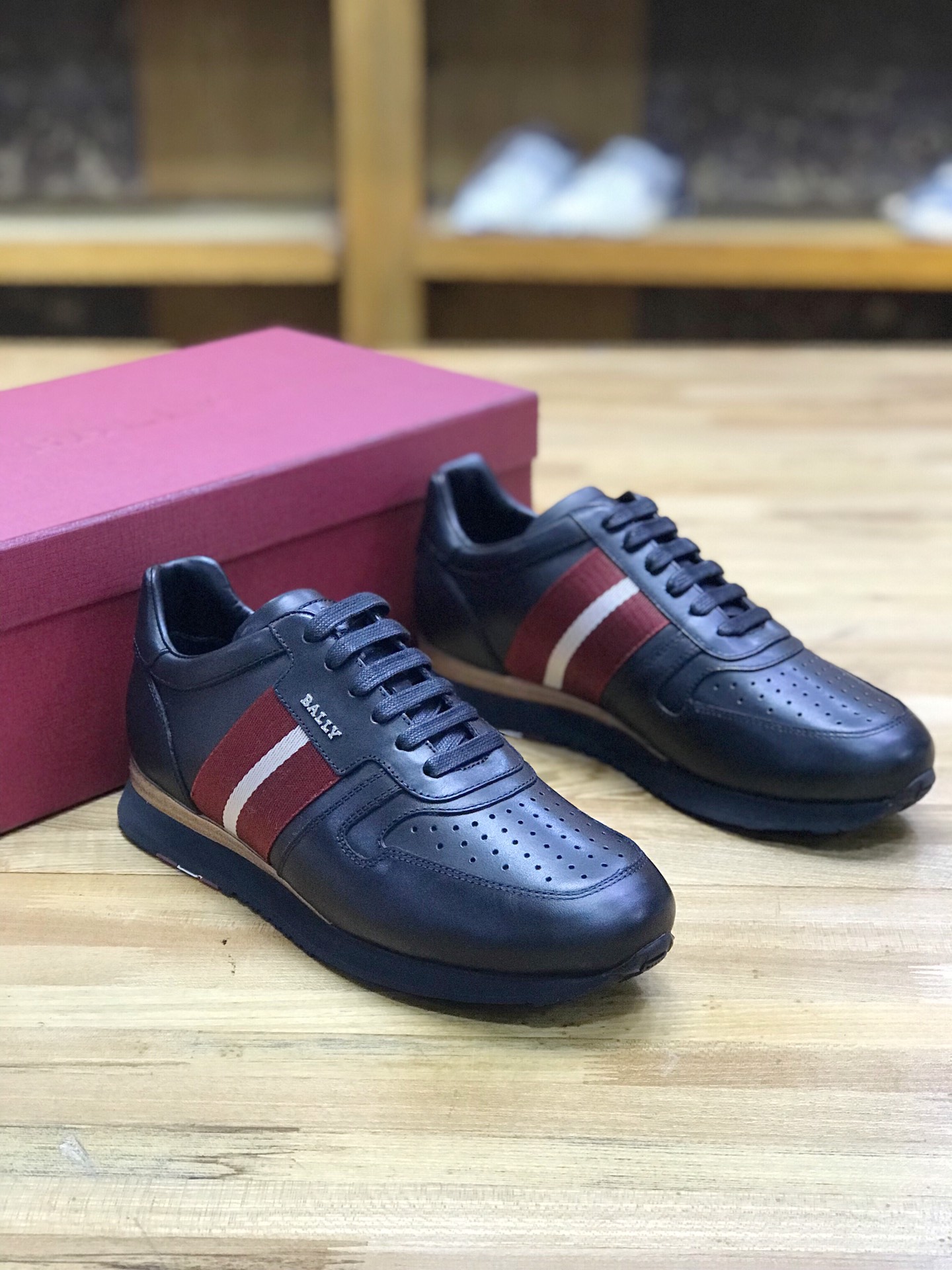 NO:275068,Bally Bally Classic sports and casual shoes Men's luxury ASTEL series casual leather sports shoes Counter synchronous style Dongguan raw material group black and white two colors Waxed cowhide leather Punched decorative toe details Geometric aesthetic cut Composite edge-covered stitching splicing Decorative iconic Bally Strie waxed shoelaces Classic red and white large webbing embellishment details Original fragrance rubber sports last sole on the market Many ordinary rubber soles distinguish the sole from the big sole inside calfskin Oss-resistant footbed genuine leather bottom layer paving Extreme comfort experience Original box packaging First new model People who pursue the original single high quality come here to see it Color: Black White Size 39-40-41-42-43 -44 leather shoes size  No. 54FH200824500,,bally,sneakers,cowhide19860909Bally 巴利 经典款运动休闲鞋 男士奢侈品ASTEL 系列休闲皮革运动鞋 专柜同步款 莞产原材料组猛货 黑色 白色两个颜色 打蜡牛皮面皮 冲孔装饰鞋头细节 几何美学裁剪 复合式包边缝合拼接 饰有标志性 Bally Strie 打蜡鞋带 经典的红白大织带点缀细节 原厂香味橡胶运动楦型底 市面很多普通橡胶底的区分大底即分好次 内里小牛皮 欧斯耐垫脚 真皮底层铺垫 极致舒适体验 原盒包装 首发新款 追求原单高品的亲看过来 颜色: 黑色 白色 码数39-40-41-42-43 -44皮鞋尺码 编号54FH200824500,,bally,sneakers,cowhide,Men's shoes