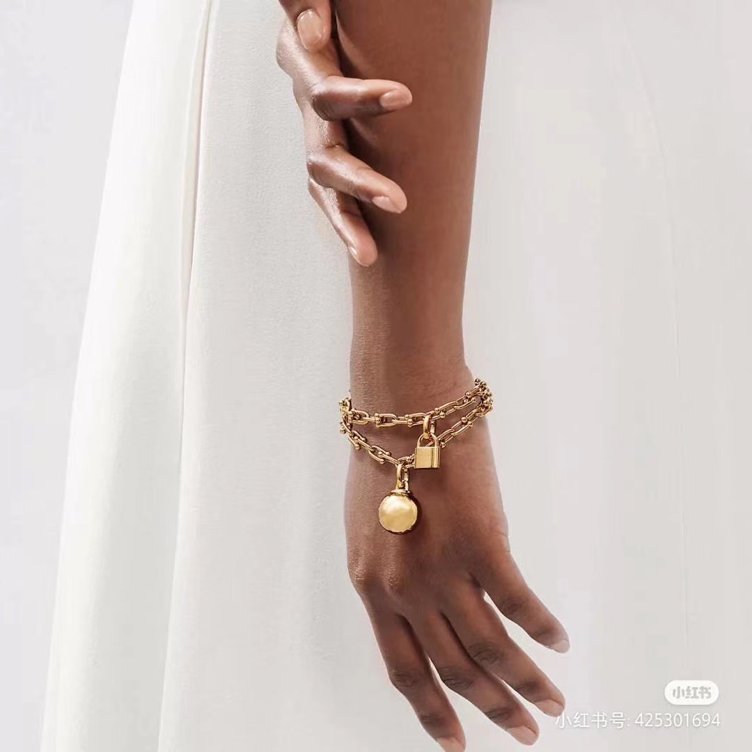 Tiffany & Co. 知名歌手、演员戚薇 戴上全新Tiffany T配衬Tiffany HardWear系列 展現个人力量以及她自信的魅力