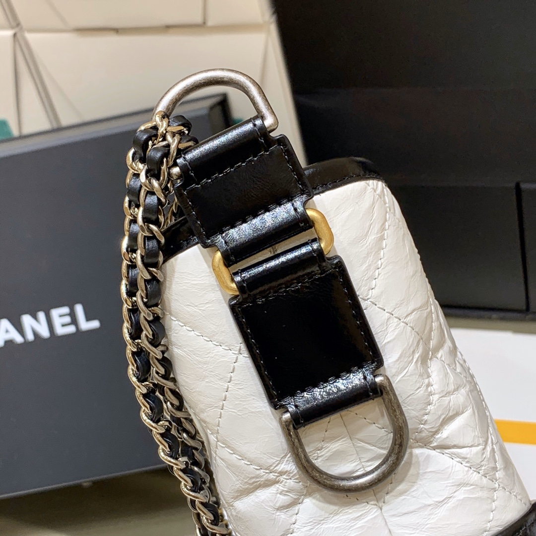 CHANEL Gabrielle hobo bag 中号流浪包 AS1521白色