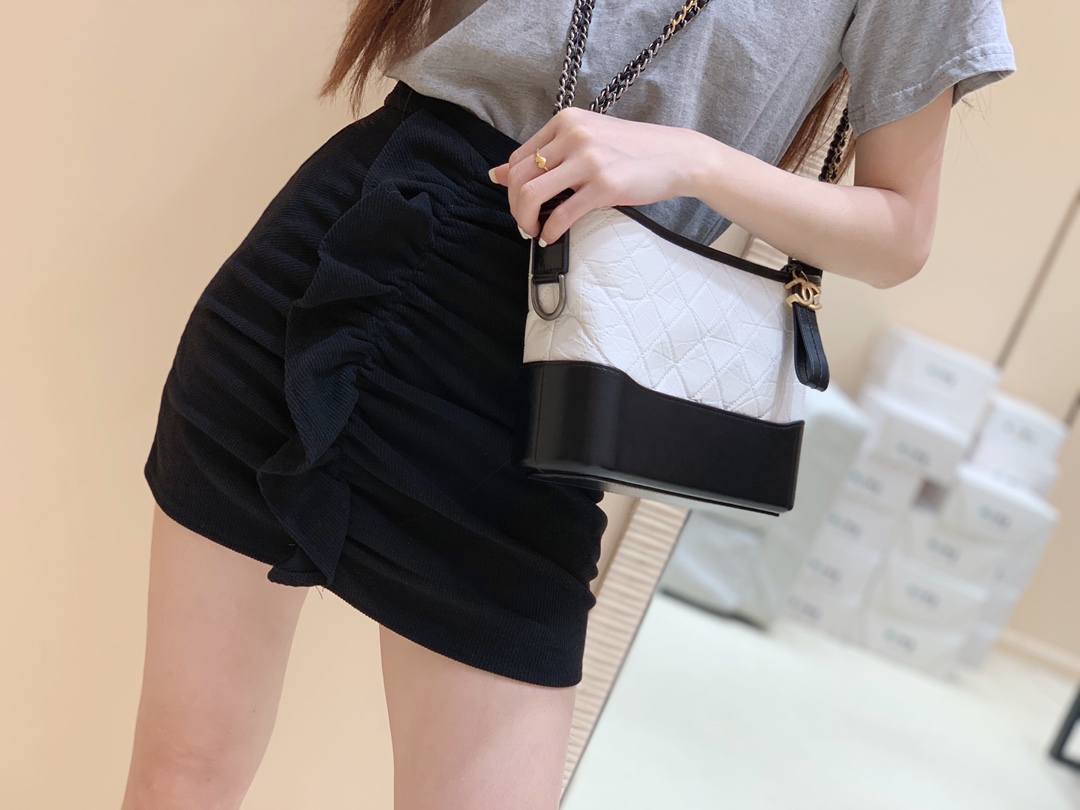 CHANEL Gabrielle hobo bag 中号流浪包 AS1521白色