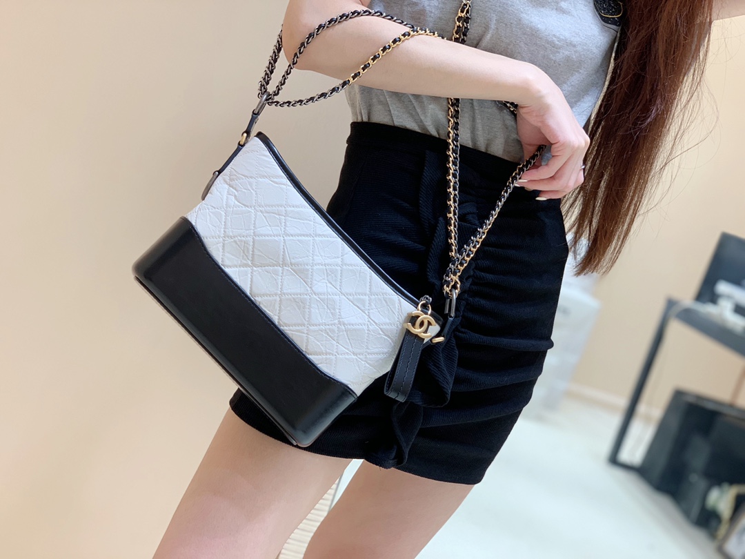 CHANEL Gabrielle hobo bag 中号流浪包 AS1521白色