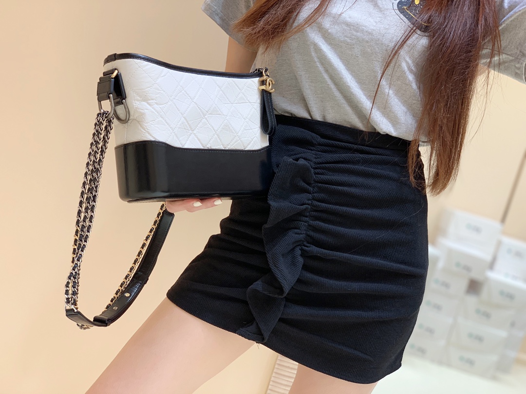 CHANEL Gabrielle hobo bag 中号流浪包 AS1521白色