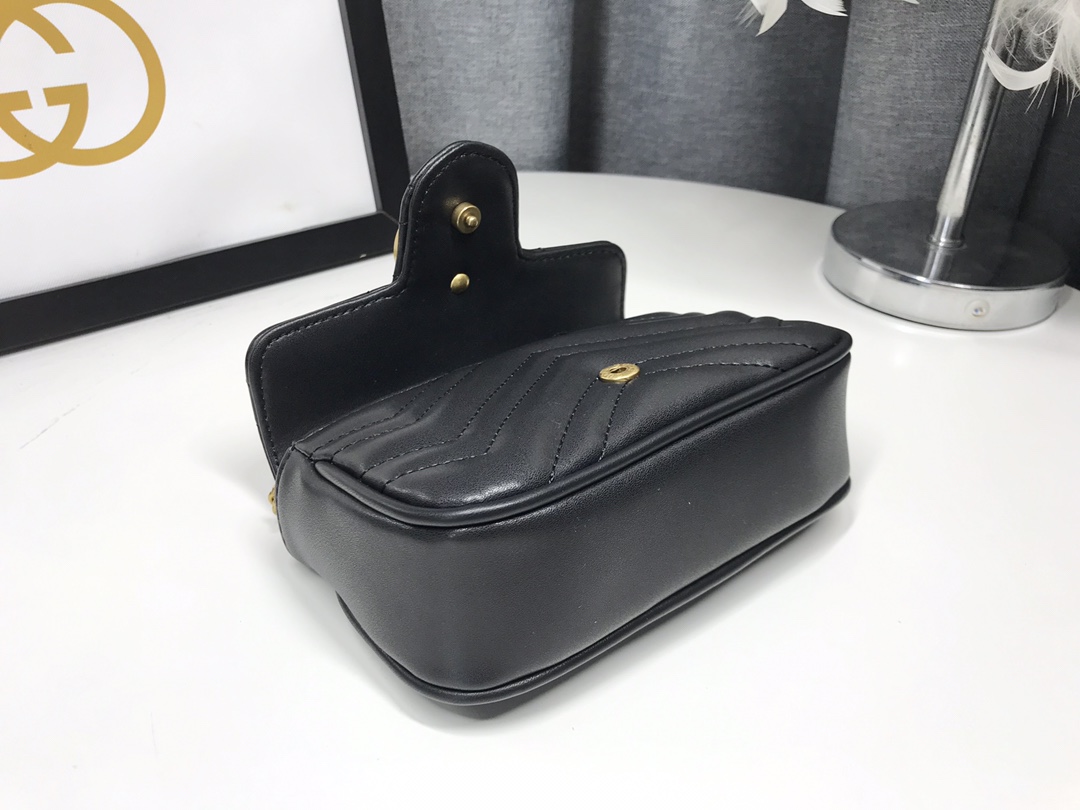 G家ミニチェーンバッグ - 構造的な柔らかさと真皮の魅力