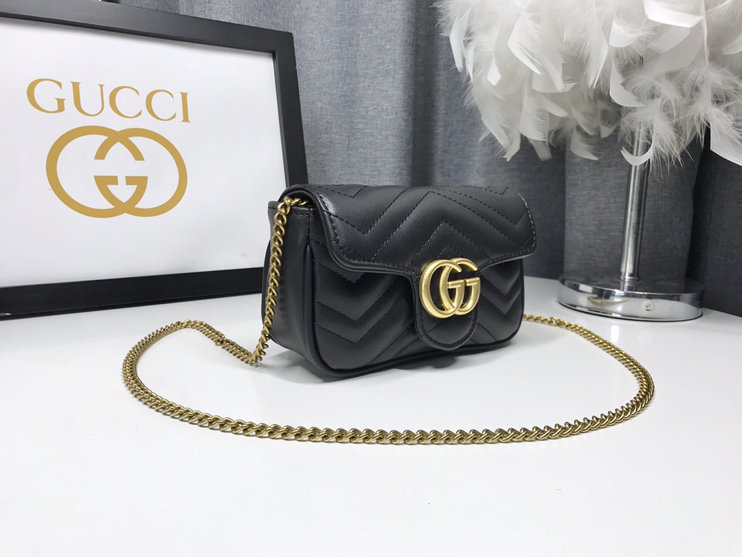 G家ミニチェーンバッグ - 構造的な柔らかさと真皮の魅力