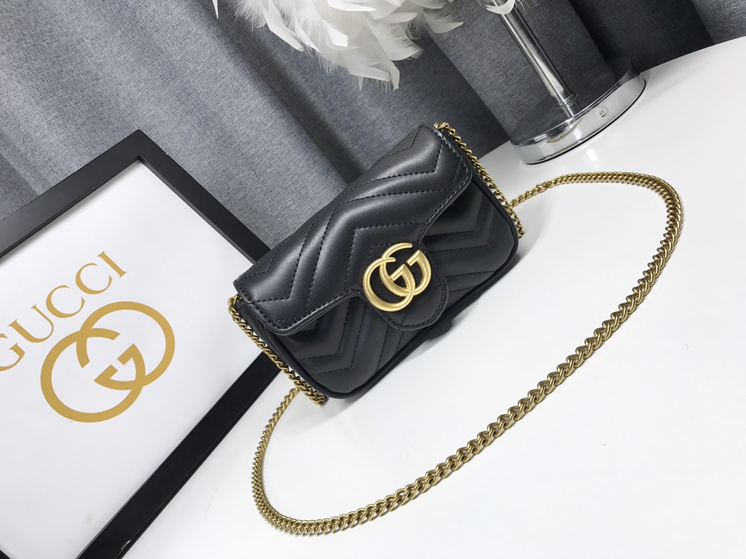 G家ミニチェーンバッグ - 構造的な柔らかさと真皮の魅力