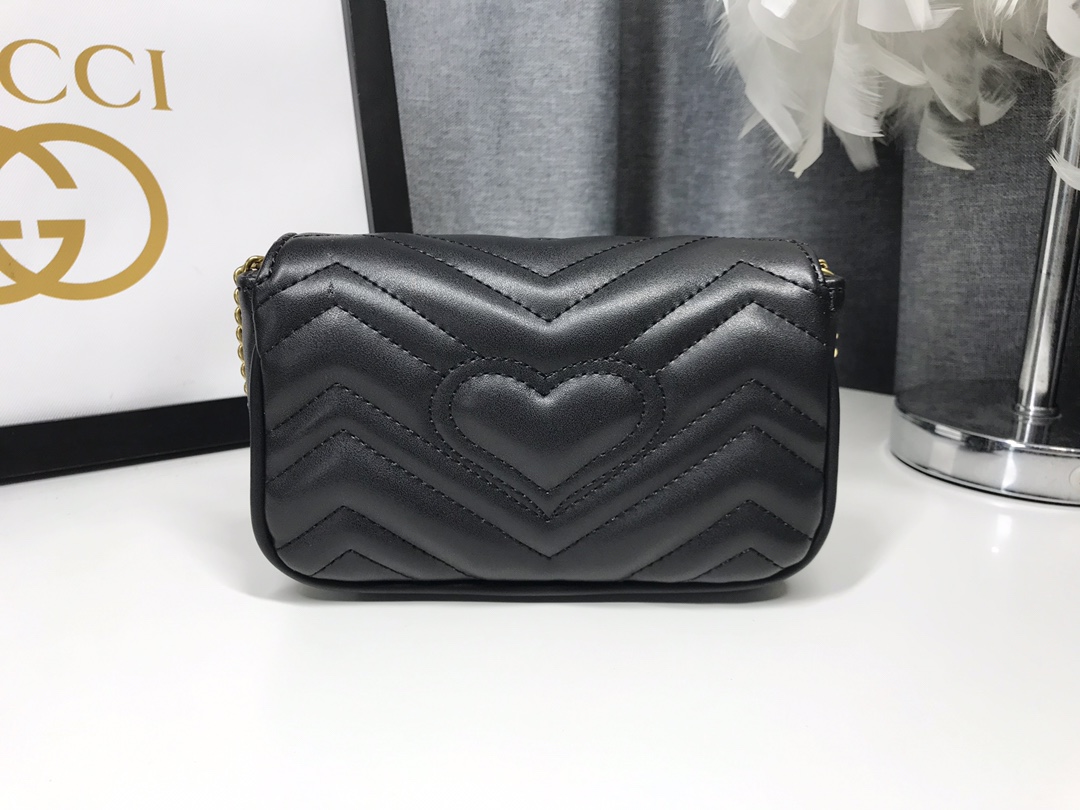 G家ミニチェーンバッグ - 構造的な柔らかさと真皮の魅力