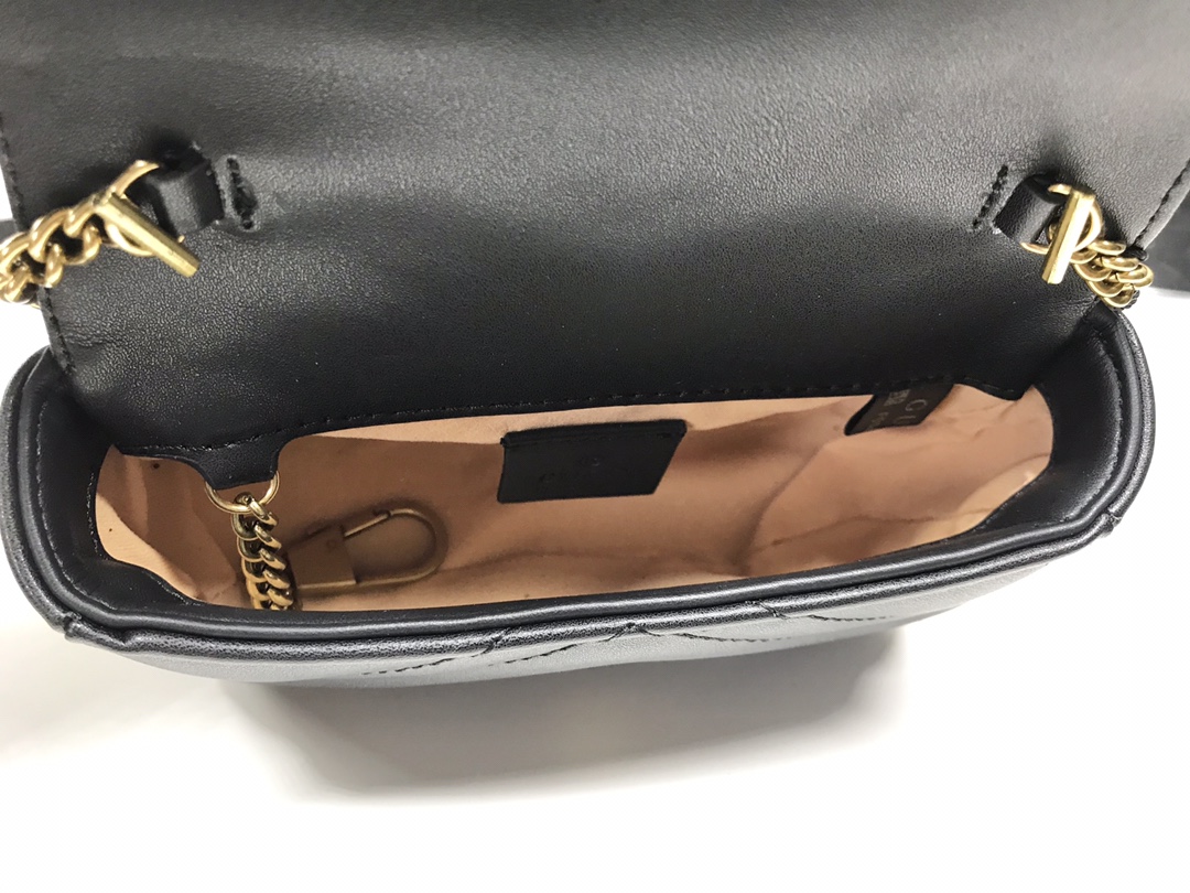 G家ミニチェーンバッグ - 構造的な柔らかさと真皮の魅力