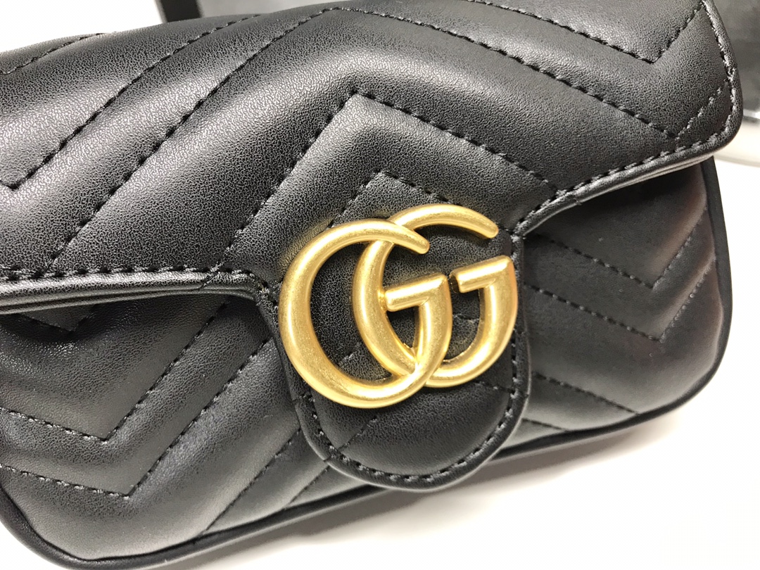 G家ミニチェーンバッグ - 構造的な柔らかさと真皮の魅力