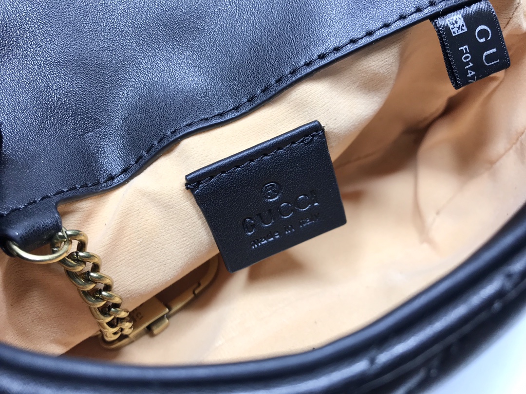 G家ミニチェーンバッグ - 構造的な柔らかさと真皮の魅力