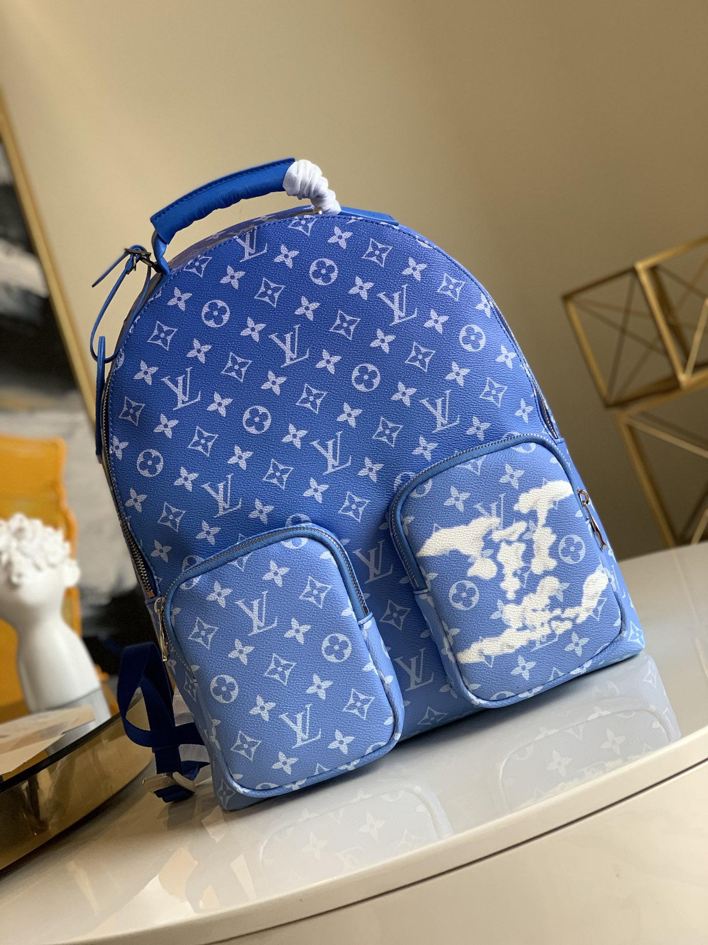 NO:396103,【Exclusive real photo M45441】Pair version of backpack, schoolbag Multipocket backpack step into Virgil Abloh cloud dream woven for the autumn and winter series, with classic Monogram canvas presenting an ethereal tone, and then making the elegant clouds spell out LV letters. Rich compartment design facilitates storage and collection. 30.0 x 40.0 x 15.5 cm H.750, LV [original leather], louis vuitton, backpacks19860909【独家实拍M45441】对版 双肩背包 书包 Multipocket 双肩包踏入 Virgil Abloh 为 秋冬系列编织的云端幻梦,以经典 Monogram 帆布呈现空灵色调,再令飘逸云朵拼出 LV 字母.丰富隔层设计方便收纳取物.30.0 x 40.0 x 15.5 厘米 H.750,LV【原厂皮】,louis vuitton,backpacks,Bag