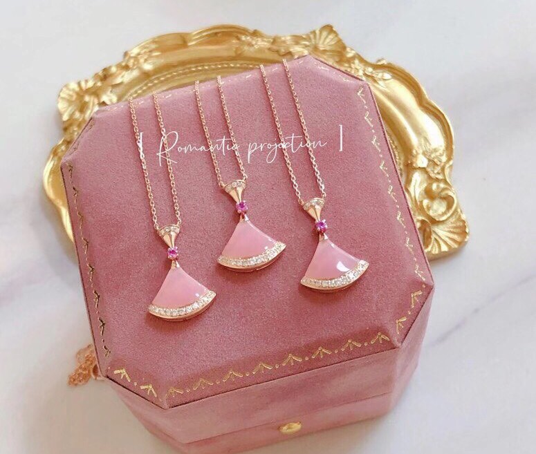 NO:102480,Christmas gift recommendations only for you exclusive BV pink skirt, Bulgari necklace, bottega veneta, bvlgari, skirts, necklace19860909圣诞礼物推荐 只为你专属BV粉裙,宝格丽项链,bottega veneta,bvlgari,skirts,necklace,Jewelry