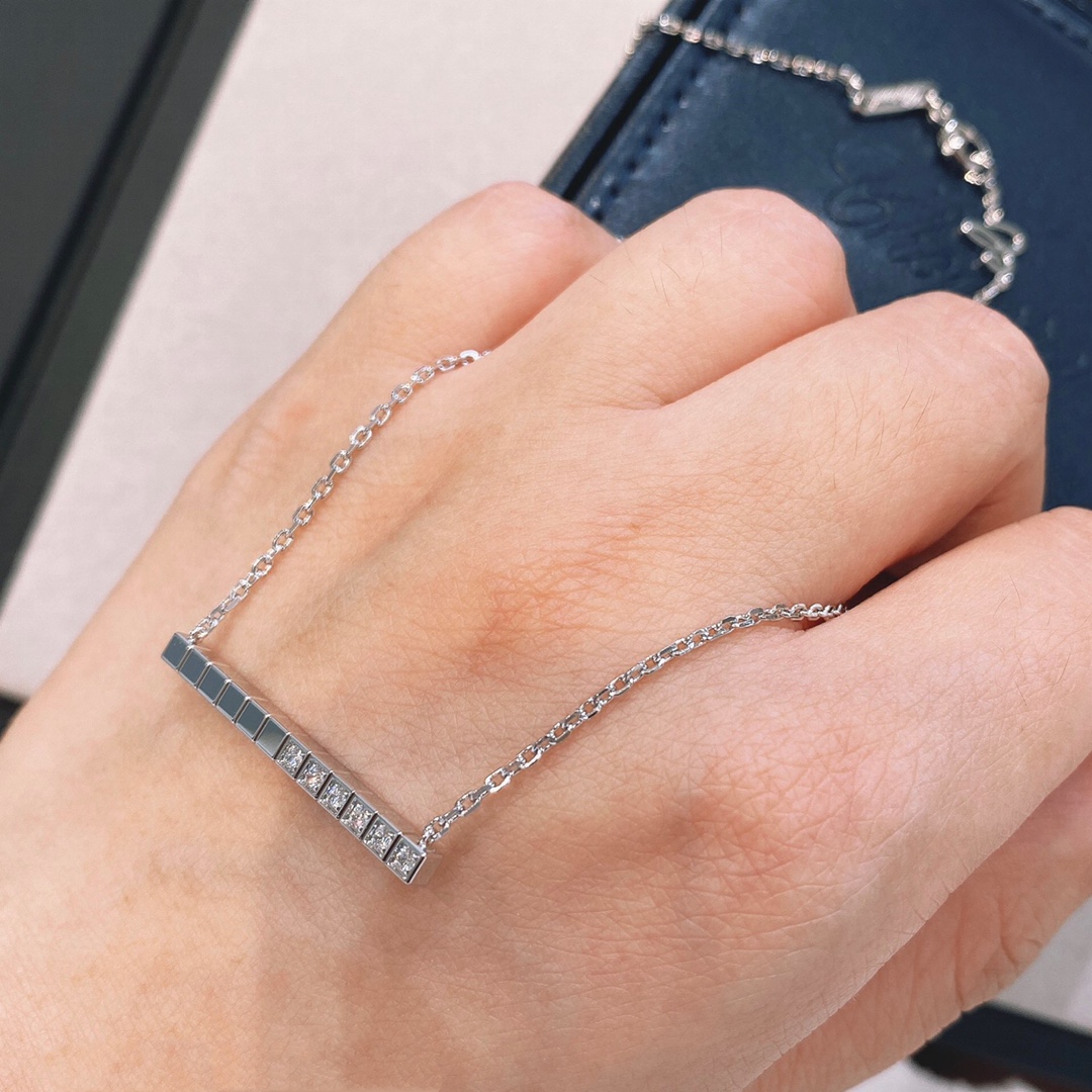 NO:632381,Cho*pard IceCube series geometric necklace, recommended by celebrities, has super exclusive texture. This series is characterized by various combinations of squares, forming the sharp edges and corners of geometric jewelry. The upper body is extremely simple, yet sharp and sharp. It is the brand's recent main push. It comes in 2 colors, rose gold and platinum.  , are all classic colors. The overall components are all CNC carved, including the diamond bits. The diamonds are imported crystal diamonds that shine transparently and will not become foggy after being used for a long time. The diamonds are all hand-set to avoid falling off. The 12-square box has only 6 squares on one side with diamonds. The other three sides are highly polished and smooth, and can be worn on both sides;  Material: V-gold 2nd generation thick gold plating 1 microphone stick size 3cm, total length 39-42.5cm, 88300, necklace, gold plating, Cardia high-end jewelry19860909萧*邦IceCube系列几何项链,众明星推荐款质感超强独家哦这个系列的特点就是四方体的各种组合,形成几何珠宝棱角分明的特点,上身极致简约,又率性锐利,是品牌近期主推款2个颜色,玫瑰金和铂金色,都是大气经典色.整体的组件全CNC精雕,包括钻石位,钻石为进口晶钻通透闪耀,用久了也不发雾,钻石全手镶避免掉钻；12格的四方体只有一面的6格有镶钻,其他三面均为高度抛光的光面,可以双面佩戴； 材质通体V金2代镀金厚金1咪 棍子规格3cm,全长39-42.5cm,88300,,necklace,gold plating,卡迪亚高端饰品,Jewelry