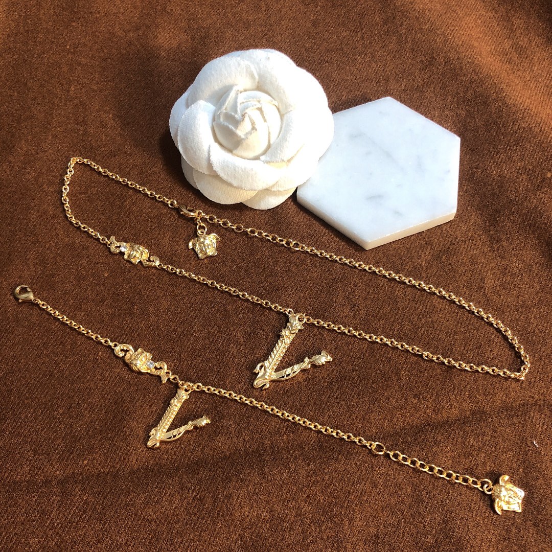 Versace AAAA
 Jewelry Bracelet Necklaces & Pendants Vintage