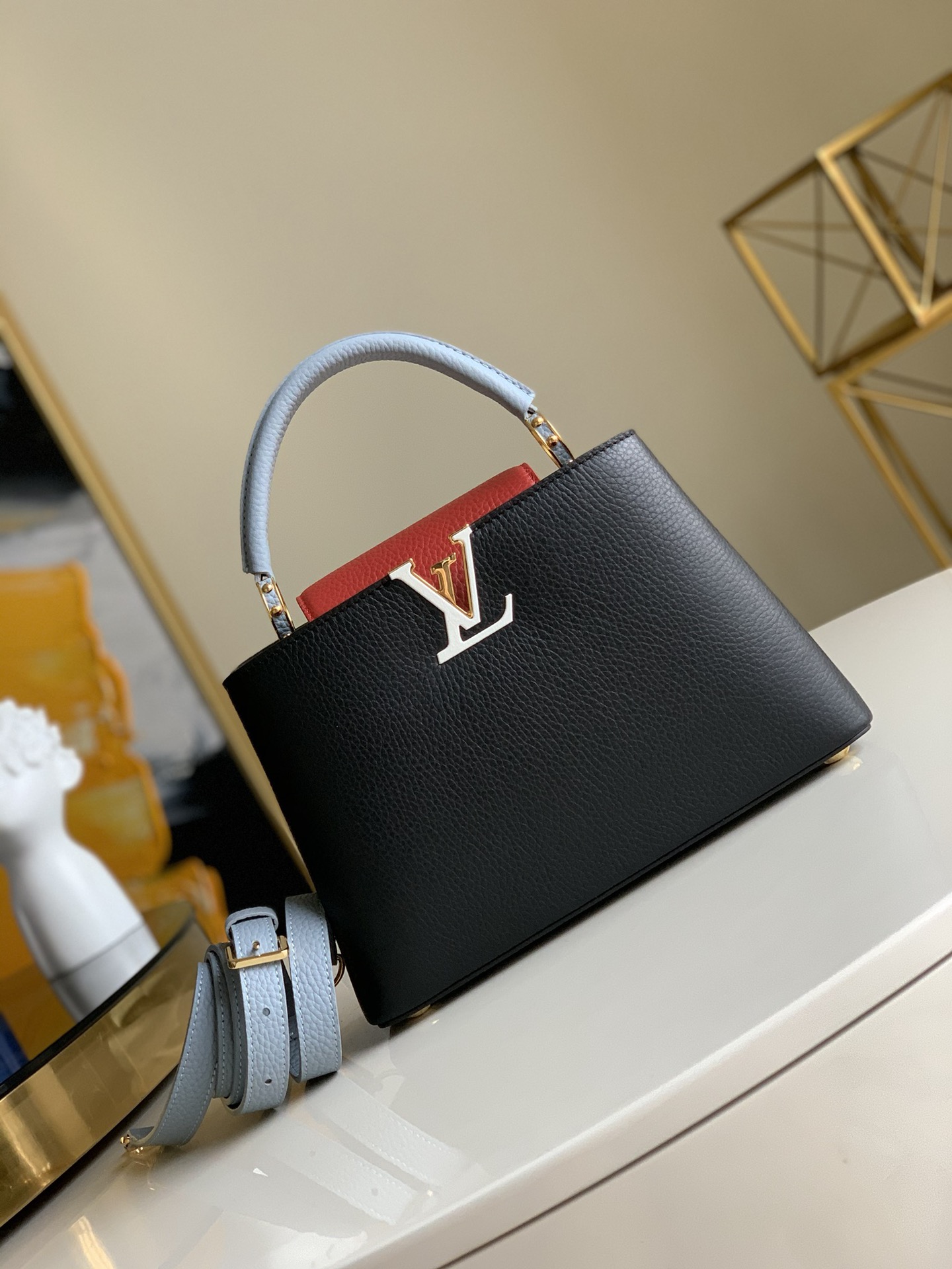NO:396089,[Exclusive real photo M94755 M57221g color] Light blue and purple-red Louisvuitton CapucinesBB small upgrade board handbag. This handbag is decorated in shiny palladium and is equipped for casual shoulder back. Imported lychee pattern cowhide with pure sheepskin inner lining, paired hardware. 27X21X9cm Q.1150, LV [original leather], louis vuitton, louis vuitton, cowhide, sheepskin19860909【独家实拍M94755 M57221克色】浅蓝拼紫红LouisvuittonCapucinesBB小号升级板手袋.该款手袋采用了闪亮的钯金装饰,配有用于休闲肩背.进口荔枝纹牛皮配纯羊皮内里,对版五金.27X21X9cm Q.1150,LV【原厂皮】,louis vuitton,louis vuitton,cowhide,sheepskin,Bag