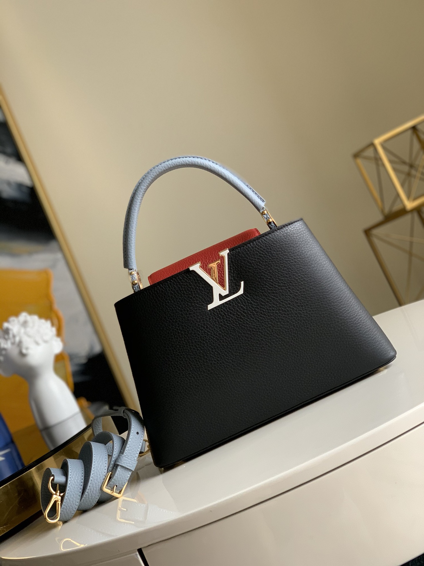 NO:396092,[Exclusive real photo M42259 M57222g color] Light blue and purple red CapucinesBB small upgrade board handbag. This handbag is decorated in shiny palladium and is equipped for casual shoulders. Imported lychee pattern cowhide with pure sheepskin inner lining, paired hardware. 31X21X11cm Q.1250, LV [original leather], louis vuitton, cowhide, sheepskin19860909【独家实拍M42259 M57222克色】浅蓝拼紫红 CapucinesBB小号升级板手袋.该款手袋采用了闪亮的钯金装饰,配有用于休闲肩背.进口荔枝纹牛皮配纯羊皮内里,对版五金.31X21X11cm Q.1250,LV【原厂皮】,louis vuitton,cowhide,sheepskin,Bag